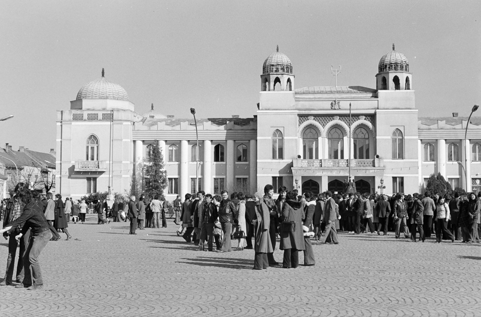 Magyarország, Mohács, a Széchenyi tér busójárás idején, háttérben a Városháza., 1975, Dorics István, Fortepan #268012