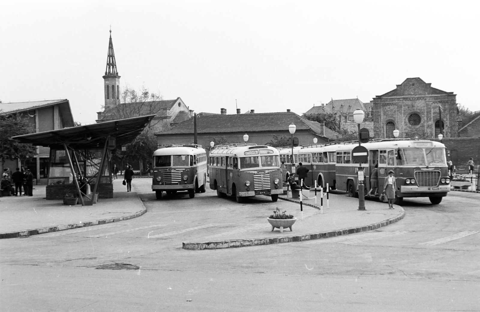 Magyarország, Vác, Szent István tér, MÁVAUT autóbusz-pályaudvar, háttérben az evangélikus templom., 1961, Gárdos Katalin, Fortepan #268050