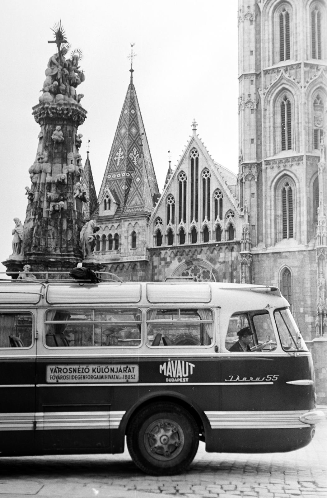 Magyarország, budai Vár, Budapest I., Szentháromság tér, a Szentháromság szobor mögött a Mátyás-templom., 1964, Gárdos Katalin, Ikarus 55, szentháromság szobor, Budapest, Fortepan #268063