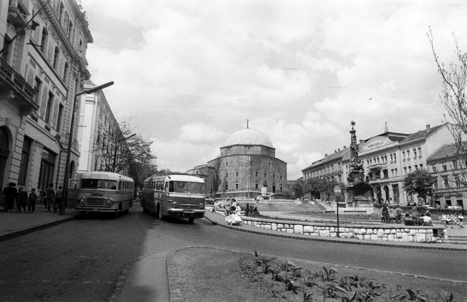 Hungary, Pécs, Széchenyi tér, a Szentháromság-szobor mögött a Dzsámi, jobbra a háttérben a Nádor Szálló., 1963, Gárdos Katalin, number plate, Fortepan #268076