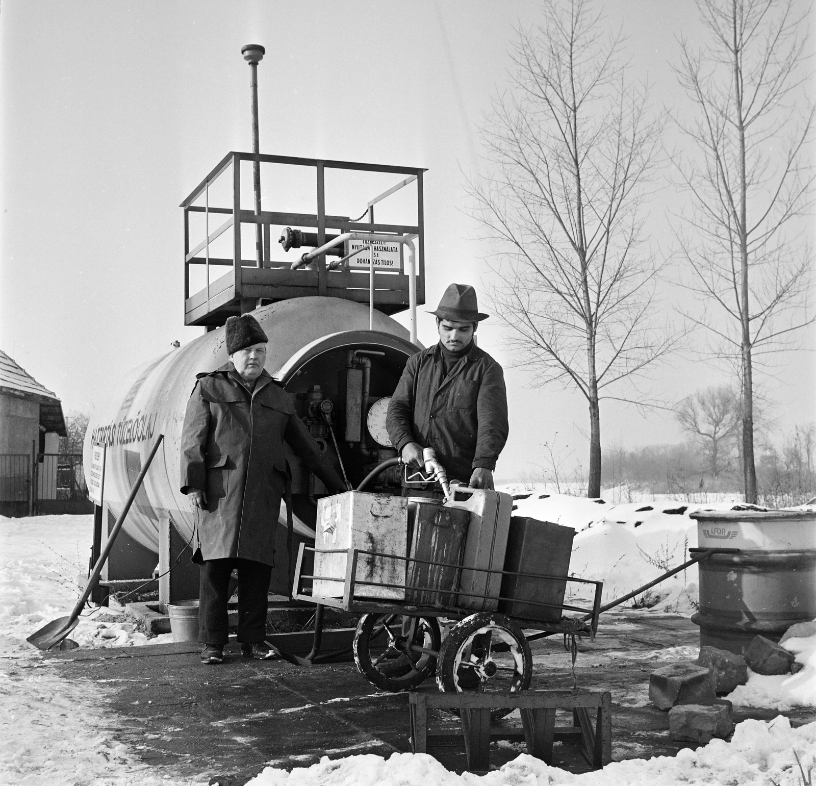 Hungary, Piliscsaba, az ÁFOR háztartási tűzelőolaj árusító telepe., 1971, Gárdos Katalin, petrol can, Fortepan #268082