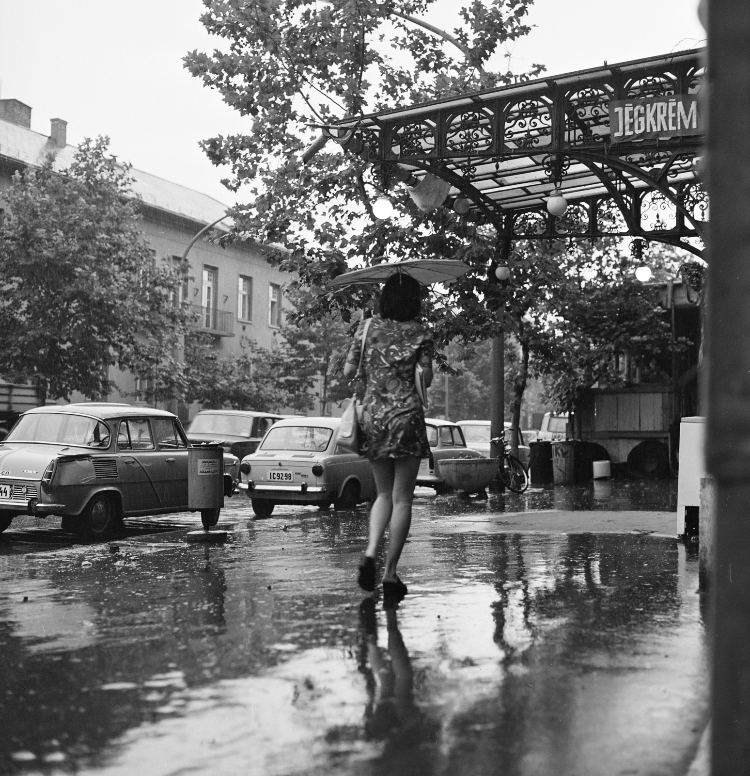 Magyarország, Szolnok, Szapáry utca (Ságvári körút), a felvétel az egykori Nemzeti Szálloda előtt készült., 1972, Gárdos Katalin, Fortepan #268084