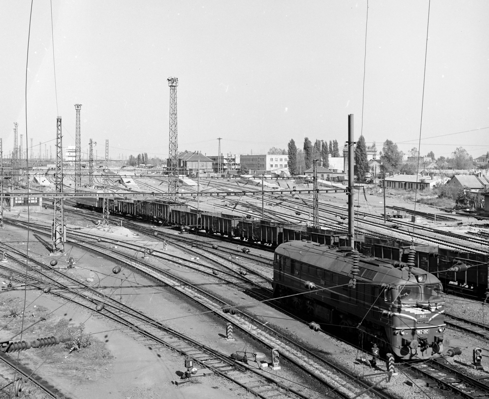 Hungary, Szolnok, vasútállomás., 1972, Gárdos Katalin, diesel locomotive, Fortepan #268085