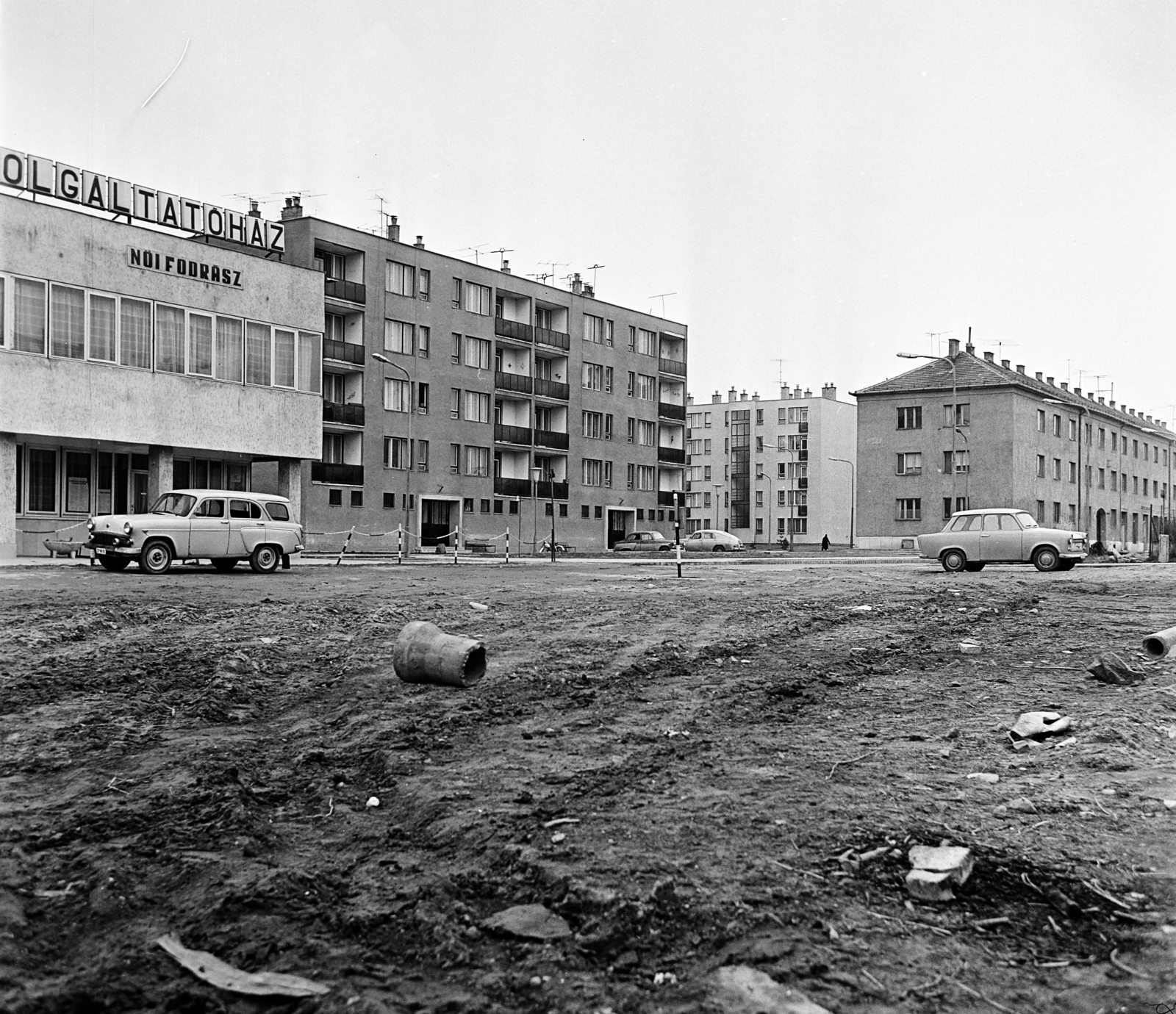 Magyarország, Gödöllő, Patak tér, szolgáltatóház. Jobbra a Zombor utca melletti épületek láthatók., 1973, Gárdos Katalin, szolgáltató ház, Fortepan #268091