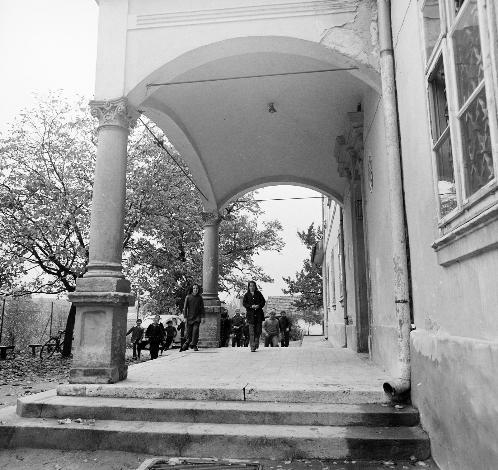 Hungary, Sülysáp, Sőtér-kastély, ekkor általános iskolai oktatás folyt benne., 1974, Gárdos Katalin, Fortepan #268098