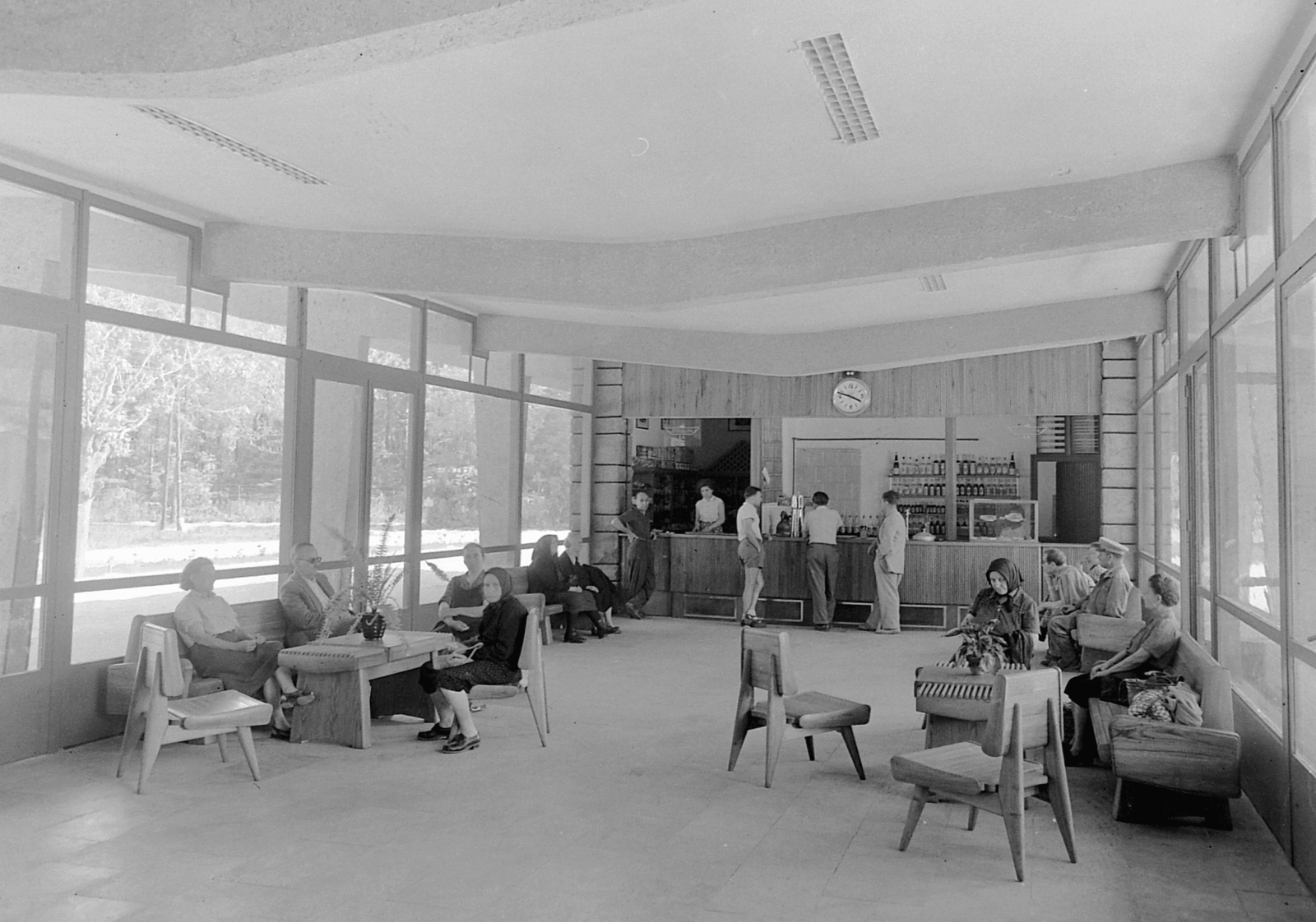 Hungary, Hévíz, Deák Ferenc tér, autóbusz-pályaudvar., 1957, UVATERV, watch, genre painting, buffet, interior, waiting room, bus stop, Fortepan #2681