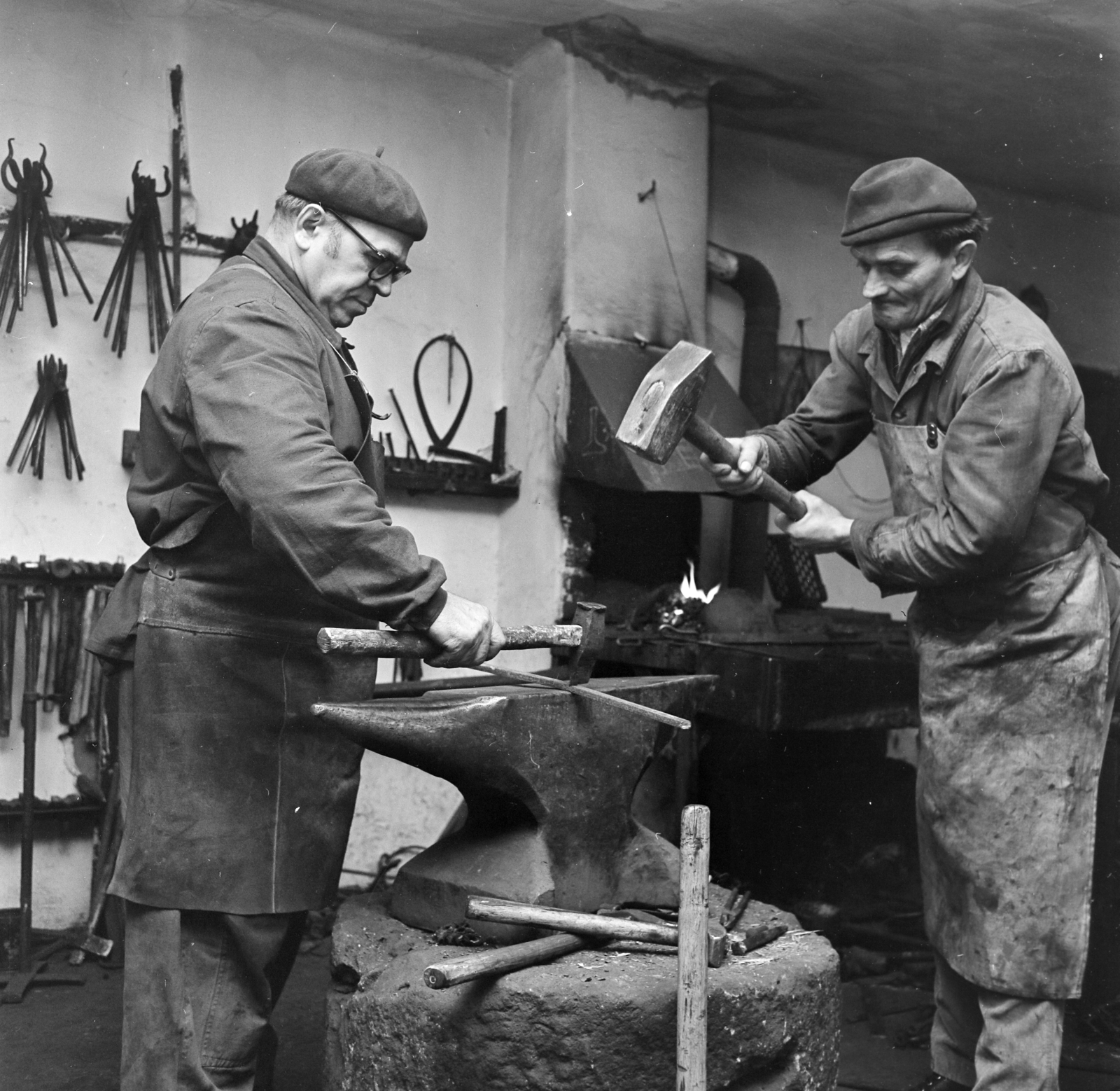 Hungary, Pomáz, balra a Petőfi TSZ patkolókovácsa., 1973, Gárdos Katalin, blacksmith, anvil, tool, Fortepan #268100
