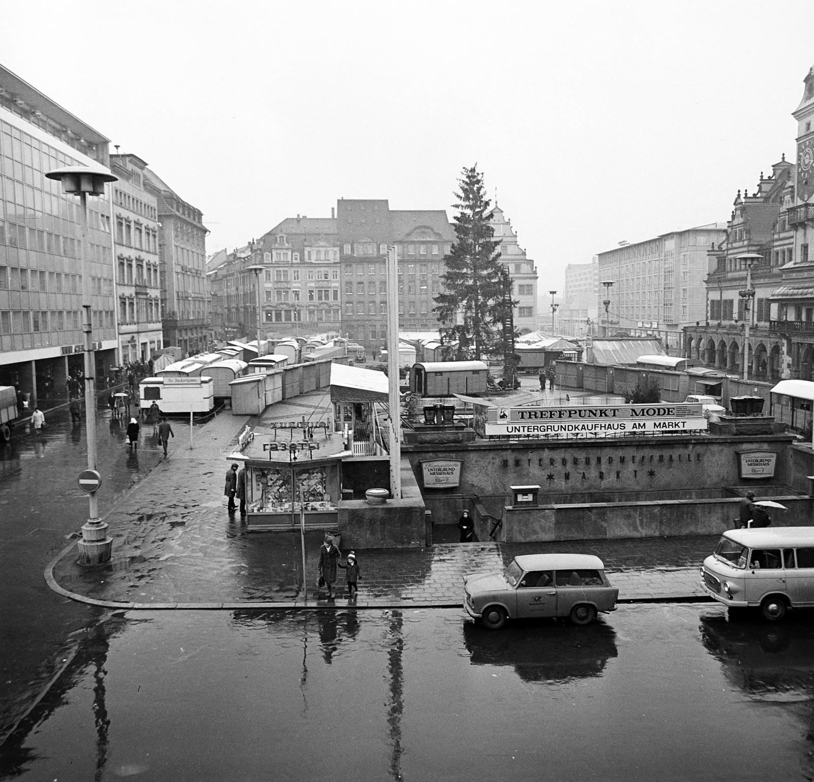 Germany, Leipzig, Markt, jobb szélen a Régi Városháza részlete látható., 1970, Gárdos Katalin, street view, automobile, GDR, Fortepan #268103