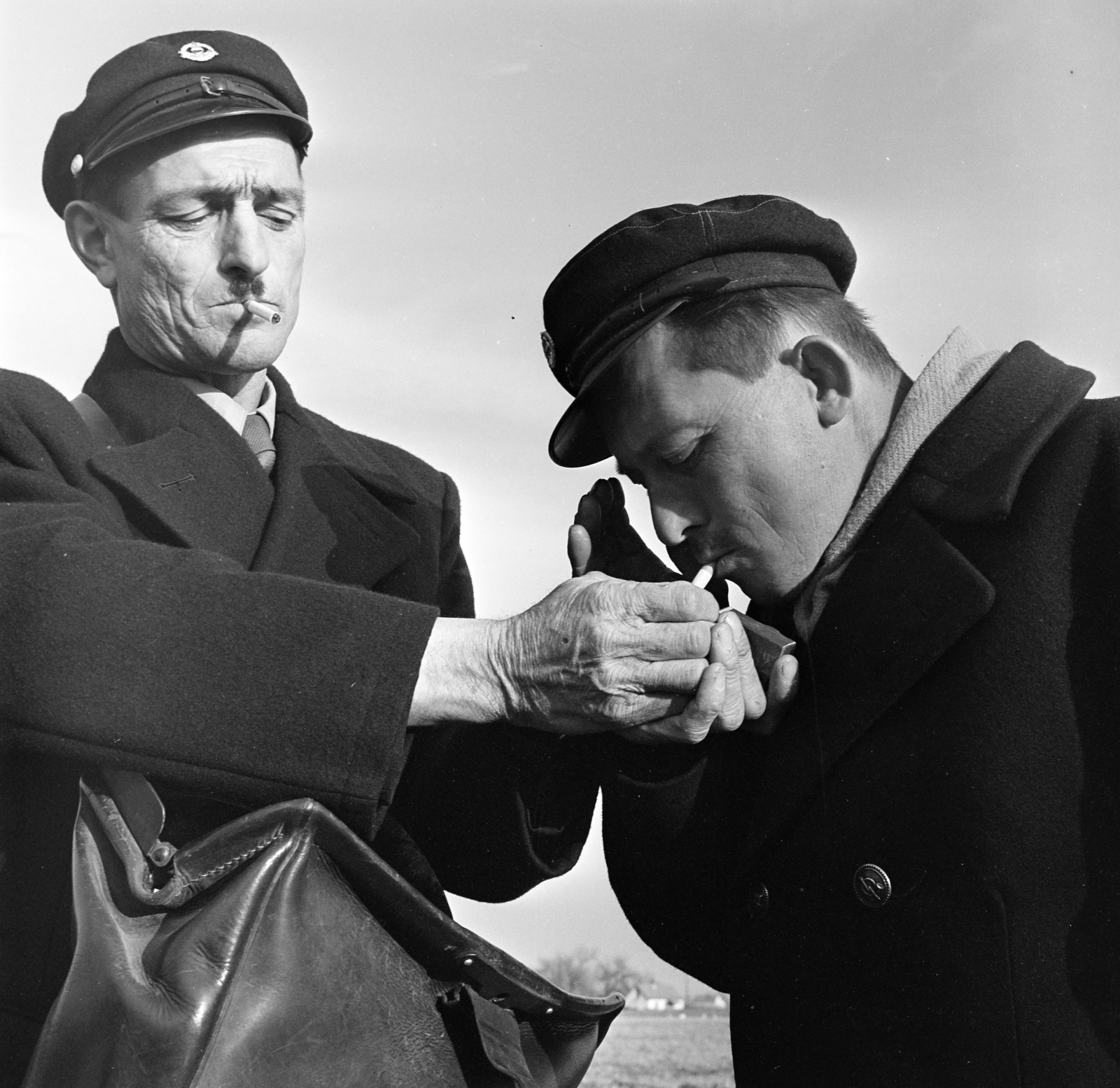 Hungary, a település postásai., 1970, Gárdos Katalin, postman, cigarette, light up a cigarette, Fortepan #268112