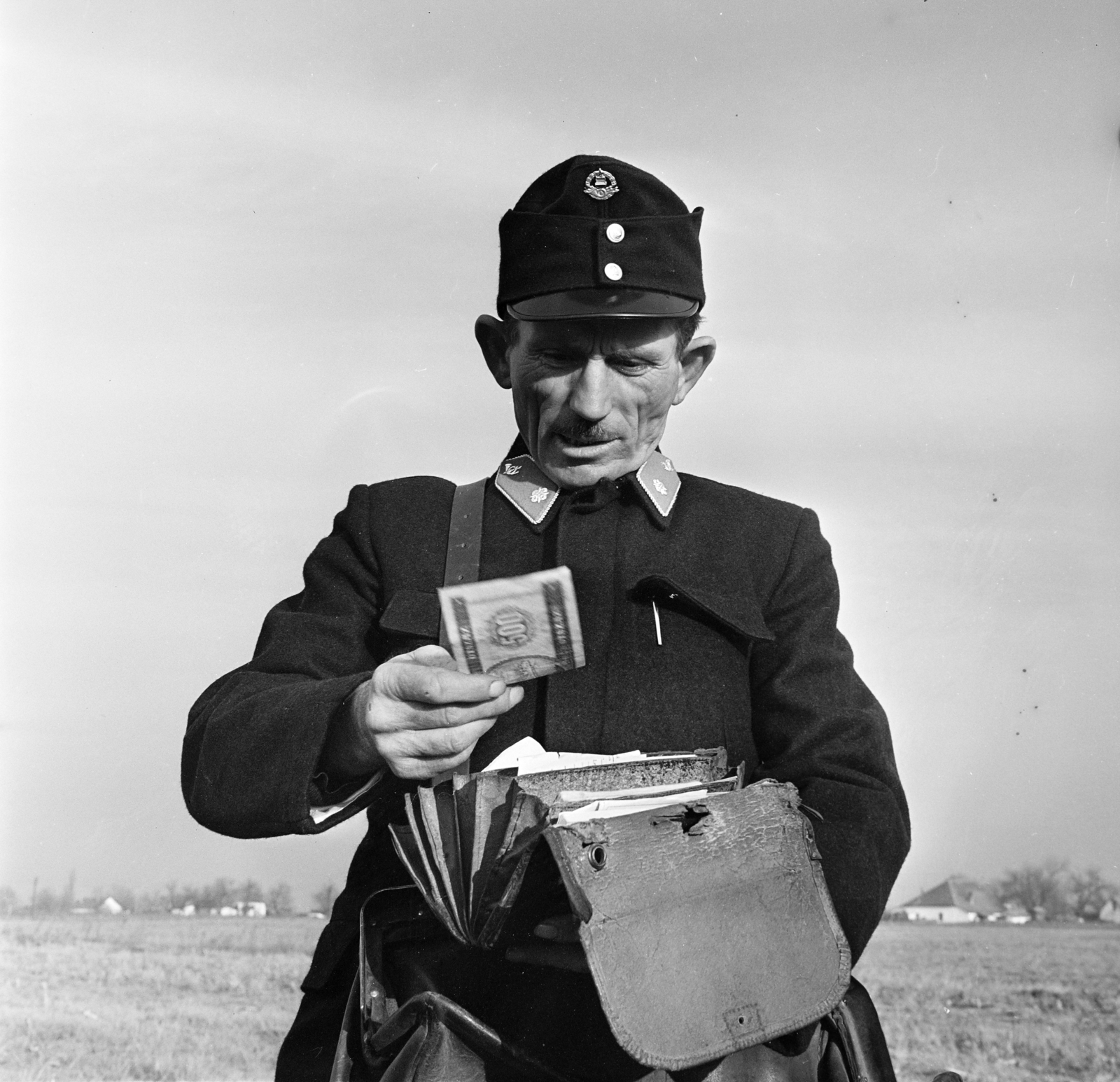Hungary, a település egyik postása., 1970, Gárdos Katalin, money, postman, uniform, Fortepan #268113