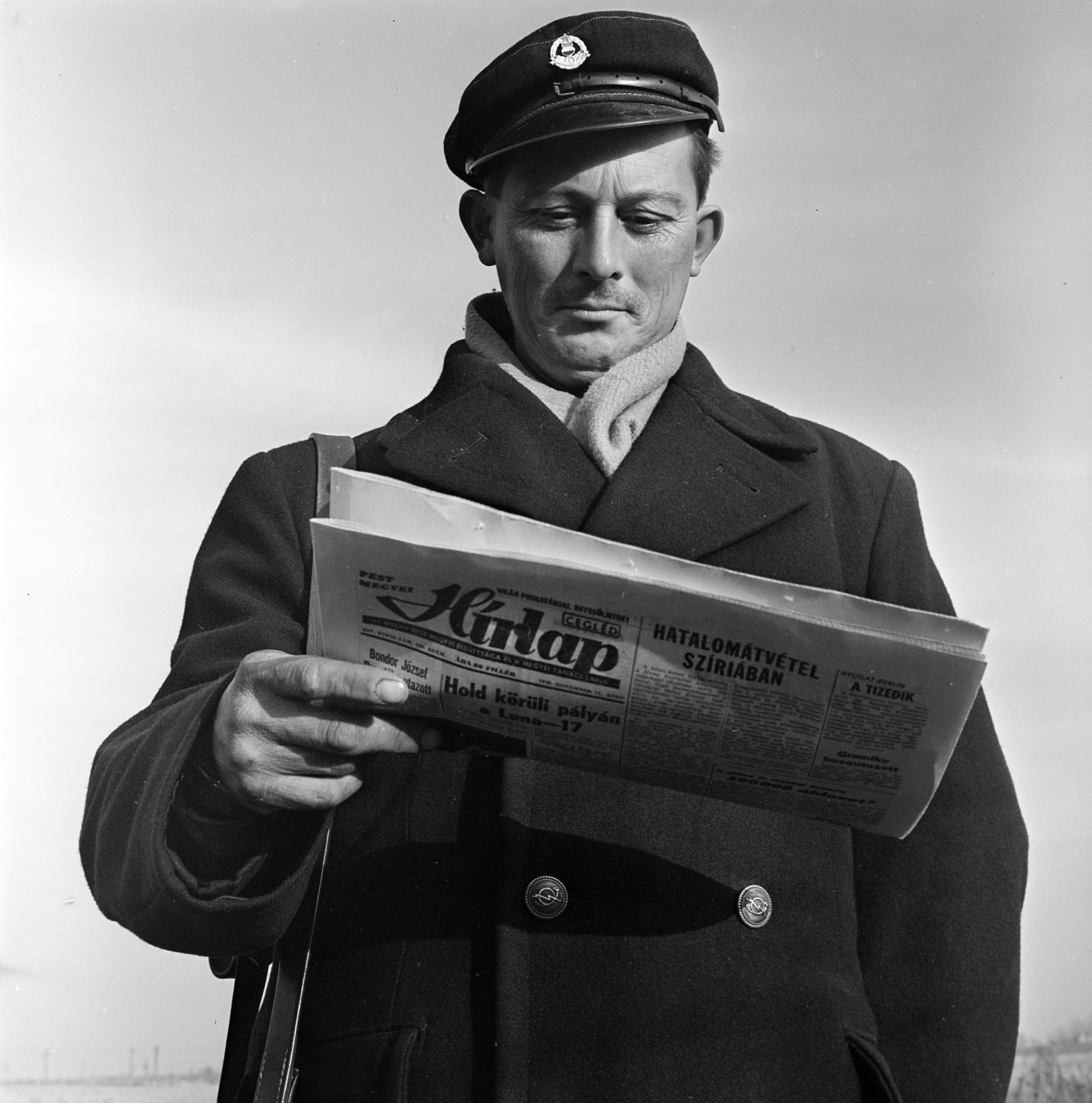 Hungary, a település egyik postása., 1970, Gárdos Katalin, postman, reading, newspaper, Fortepan #268114