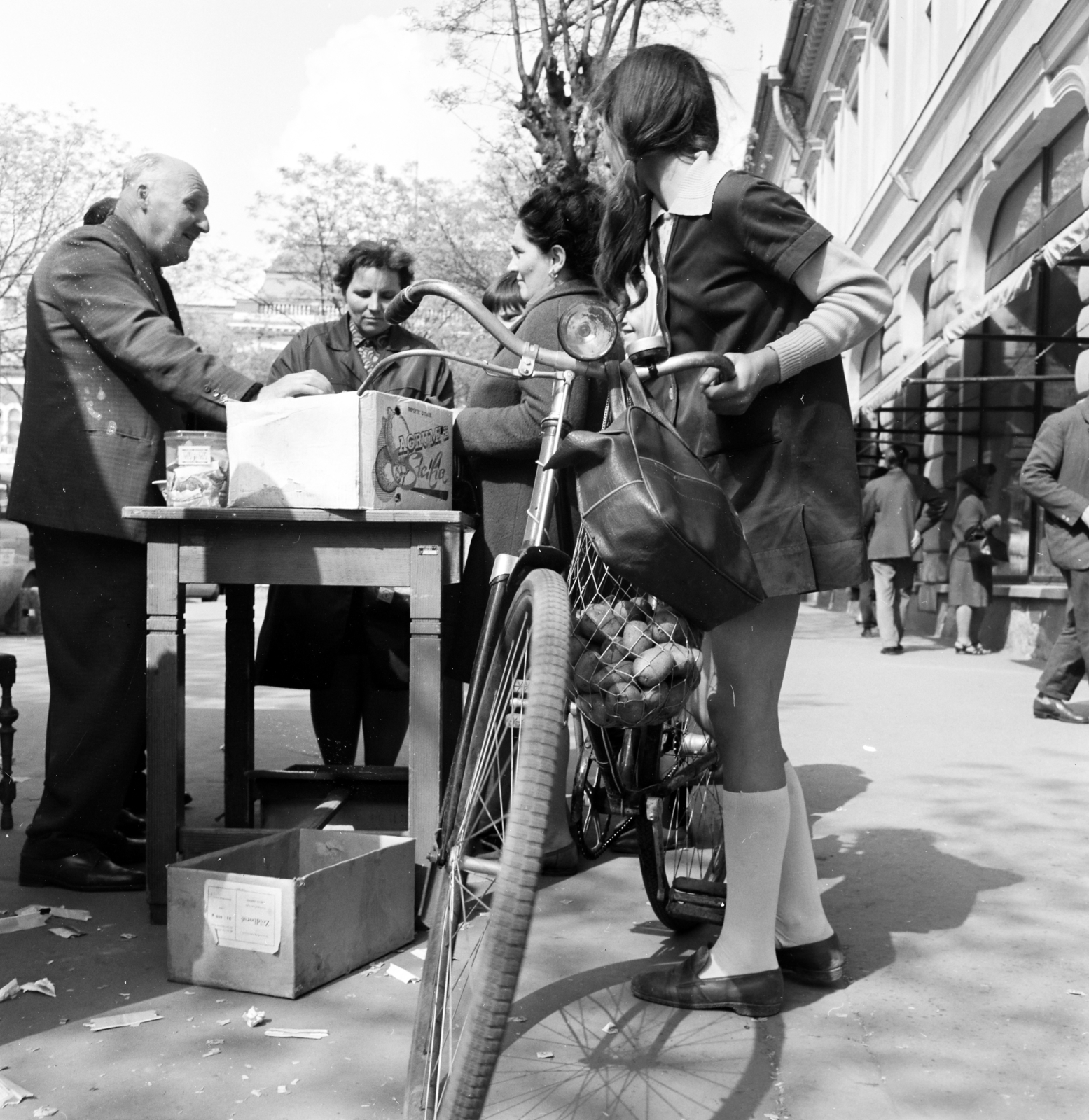Hungary, Cegléd, Kossuth tér, sorsjegyárus a Szövetkezeti Aruház bejárata előtt., 1971, Gárdos Katalin, bicycle, string bag, lottery ticket, lottery ticket sellers, Fortepan #268136