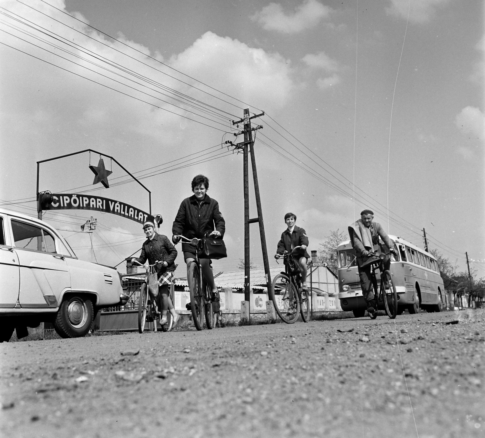 Hungary, Cegléd, Fűtőház utca 11., a felvétel a Cipőipari Vállalat kapuja előtt készült., 1971, Gárdos Katalin, Best of, bicycle, Fortepan #268139