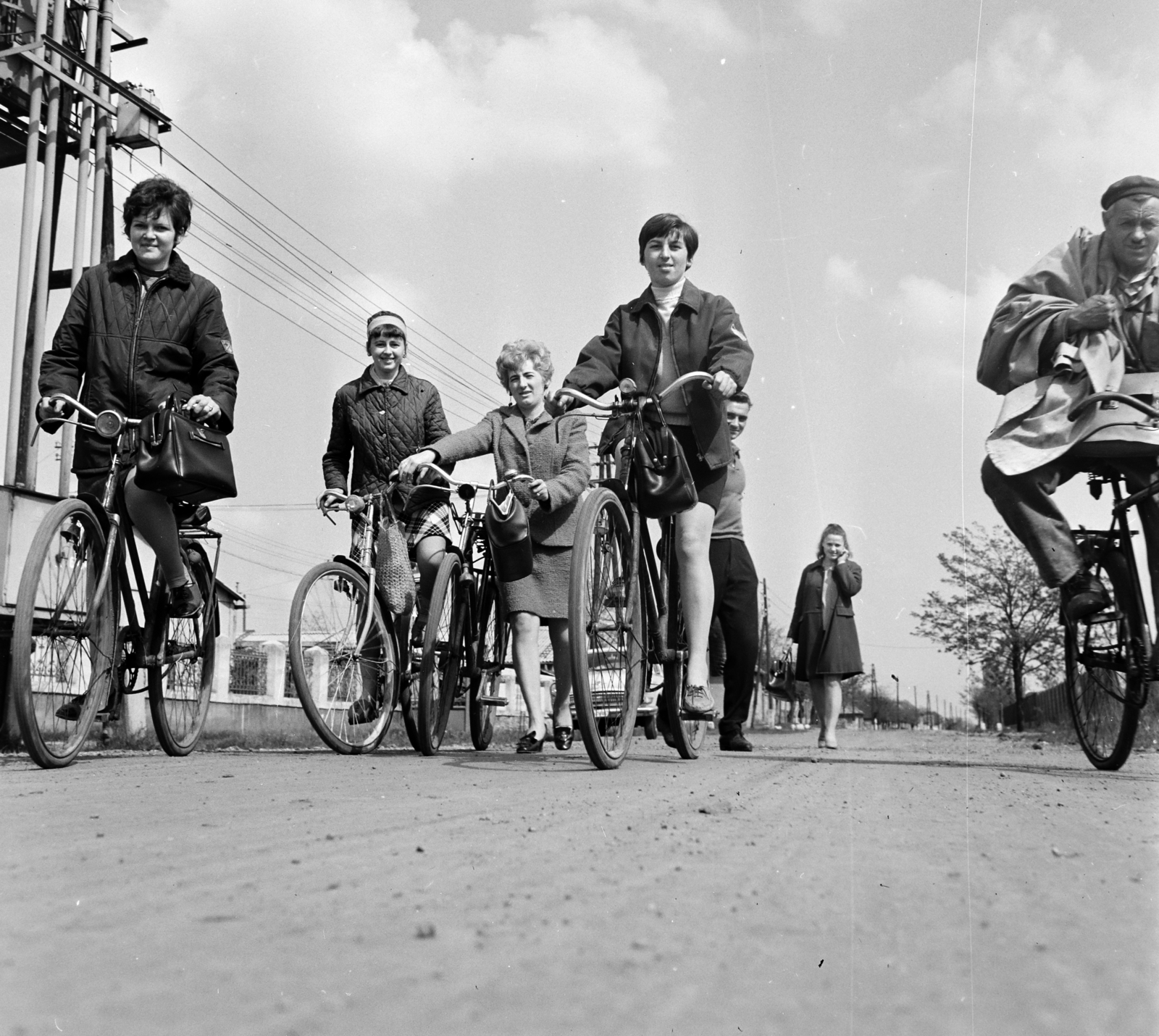 Hungary, Cegléd, Fűtőház utca, a felvétel a Cipőipari Vállalat közelében készült., 1971, Gárdos Katalin, bicycle, Fortepan #268140