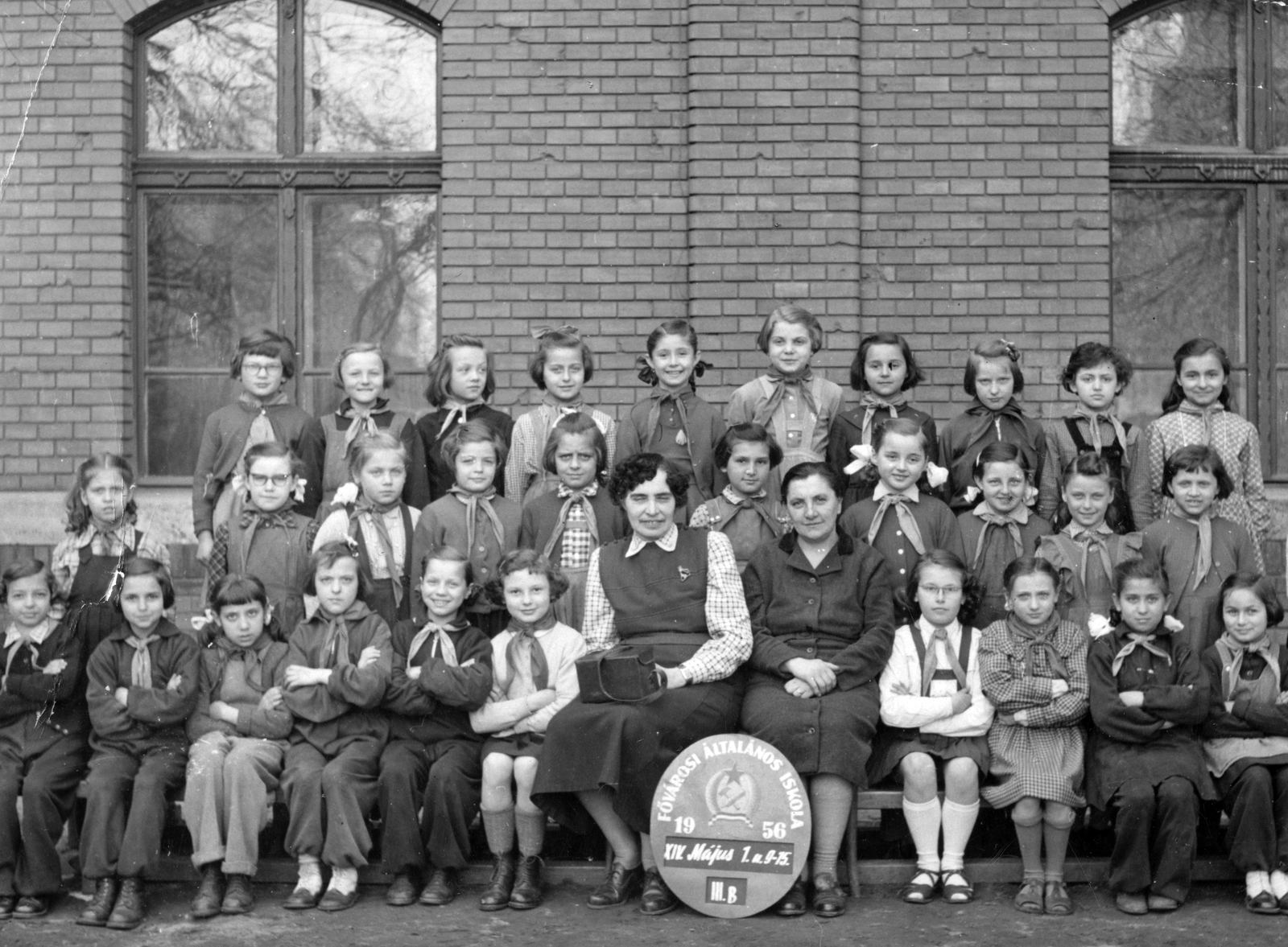 Hungary, Budapest XIV., Hermina (Május 1.) út 9-15. Fővárosi Általános Iskola, csoportkép egy harmadikos osztályról., 1956, Pohl Pálma, school, tableau, Little drummer, kids, teacher, Budapest, Fortepan #26815