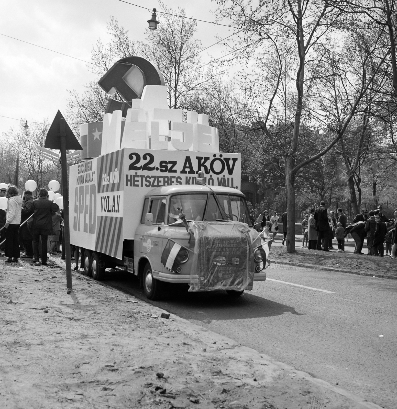 Hungary, Budapest XIV., a Hungária körút az Ajtósi Dürer sor és az Ida utca között, május 1-i felvonulás, háttérben a Vakok Intézetének kerítése., 1970, Gárdos Katalin, ad truck, Budapest, Fortepan #268150