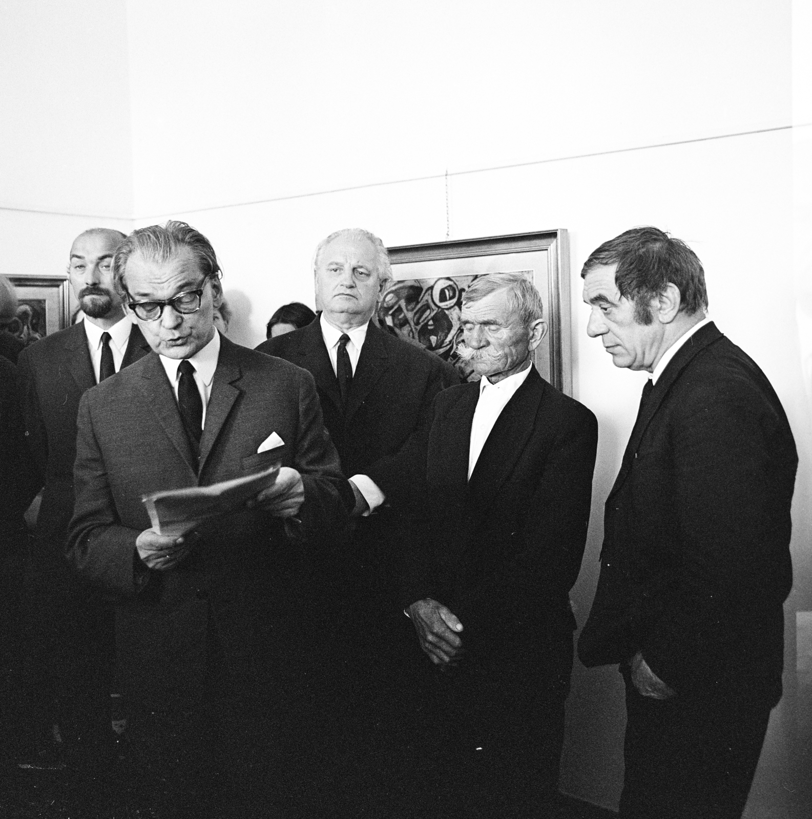 Hungary,Lake Balaton, Tihany, Amerigo Tot (Tóth Imre) szobrászművész kiállításának megnyitóján a Bencés Apátság Galériájában. Keresztúry Dezső író mond bevezetőt, jobbra a művész. Háttérben balra Éri István a megyei múzeumok igazgatója, jobbra Varga Mátyás grafikusművész, díszlet- és jelmeztervező., 1969, Gárdos Katalin, Fortepan #268153