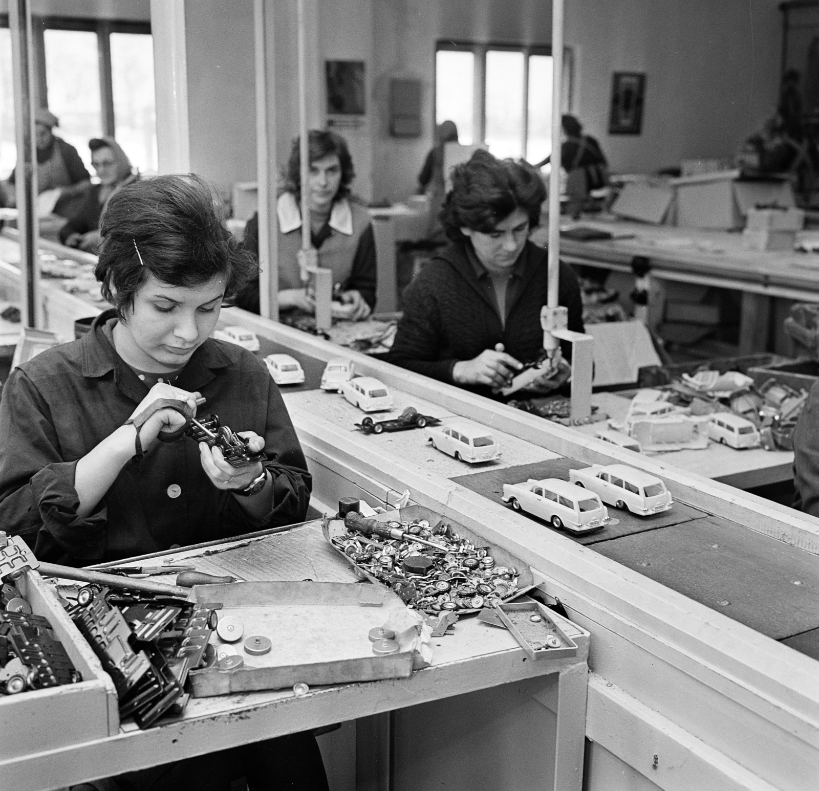 Hungary, Kocsér, a Petőfi Termelőszövetkezet melléküzeme, lendkerekes játékautók összeszerelése., 1969, Gárdos Katalin, Fortepan #268160