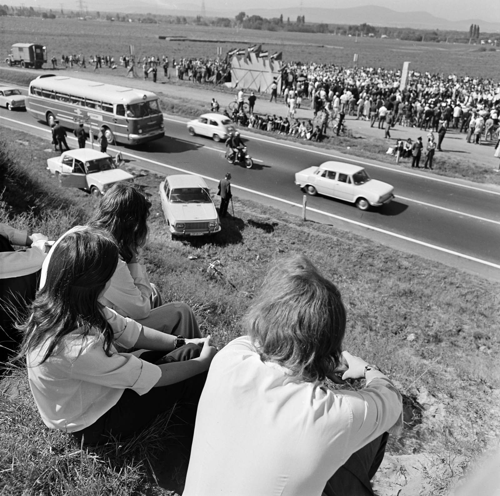 Hungary, Dunakeszi, "A Gödi Fészek", a gödi munkásmozgalmi emlékmű jubileumi koszorúzási ünnepsége a 2-es számú főút mellett., 1974, Gárdos Katalin, Fortepan #268163