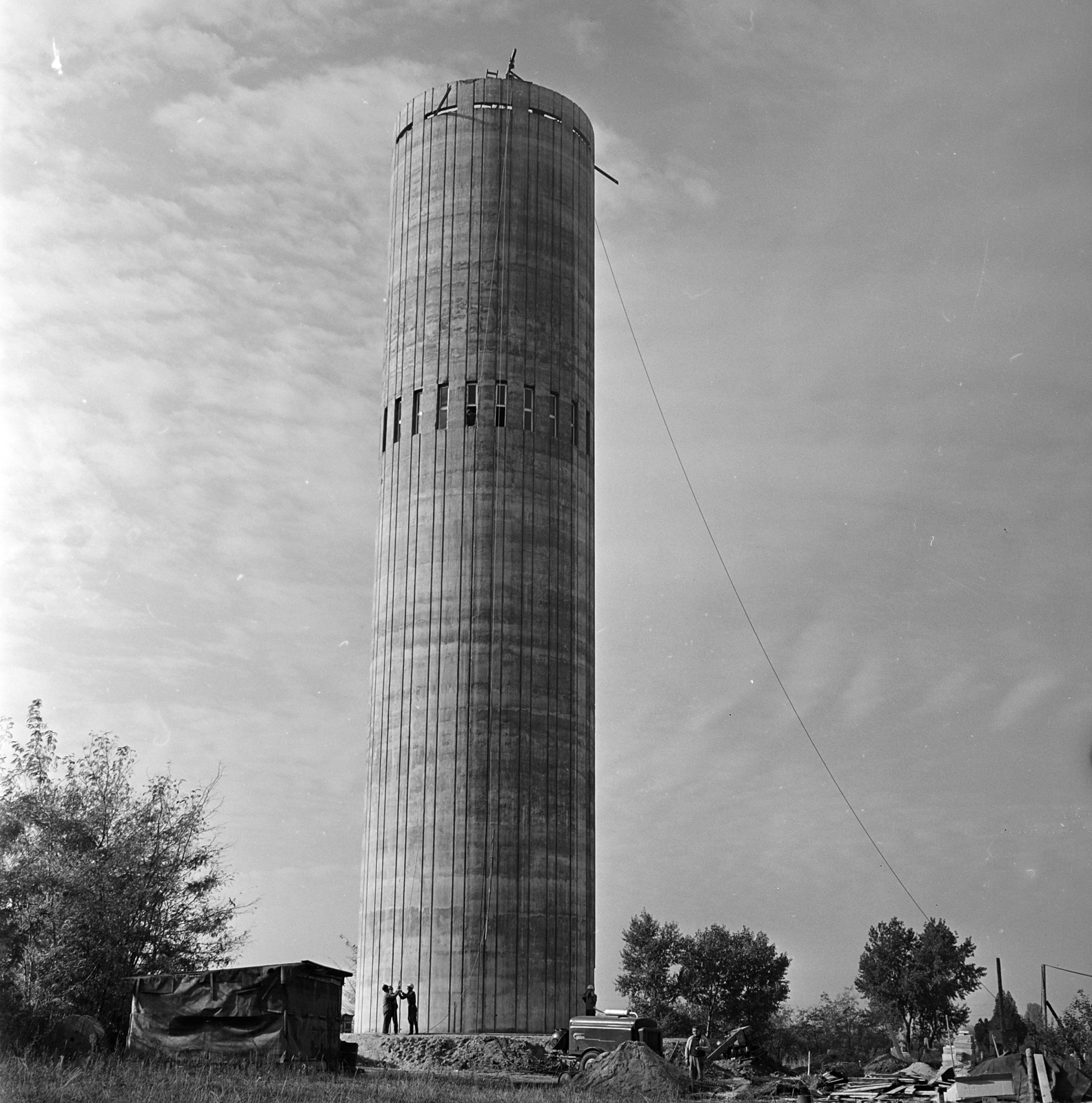Hungary, Dabas, Egressy Béni utca 11., a felvétel a víztorony építkezésén készült., 1971, Gárdos Katalin, water tower, Fortepan #268184