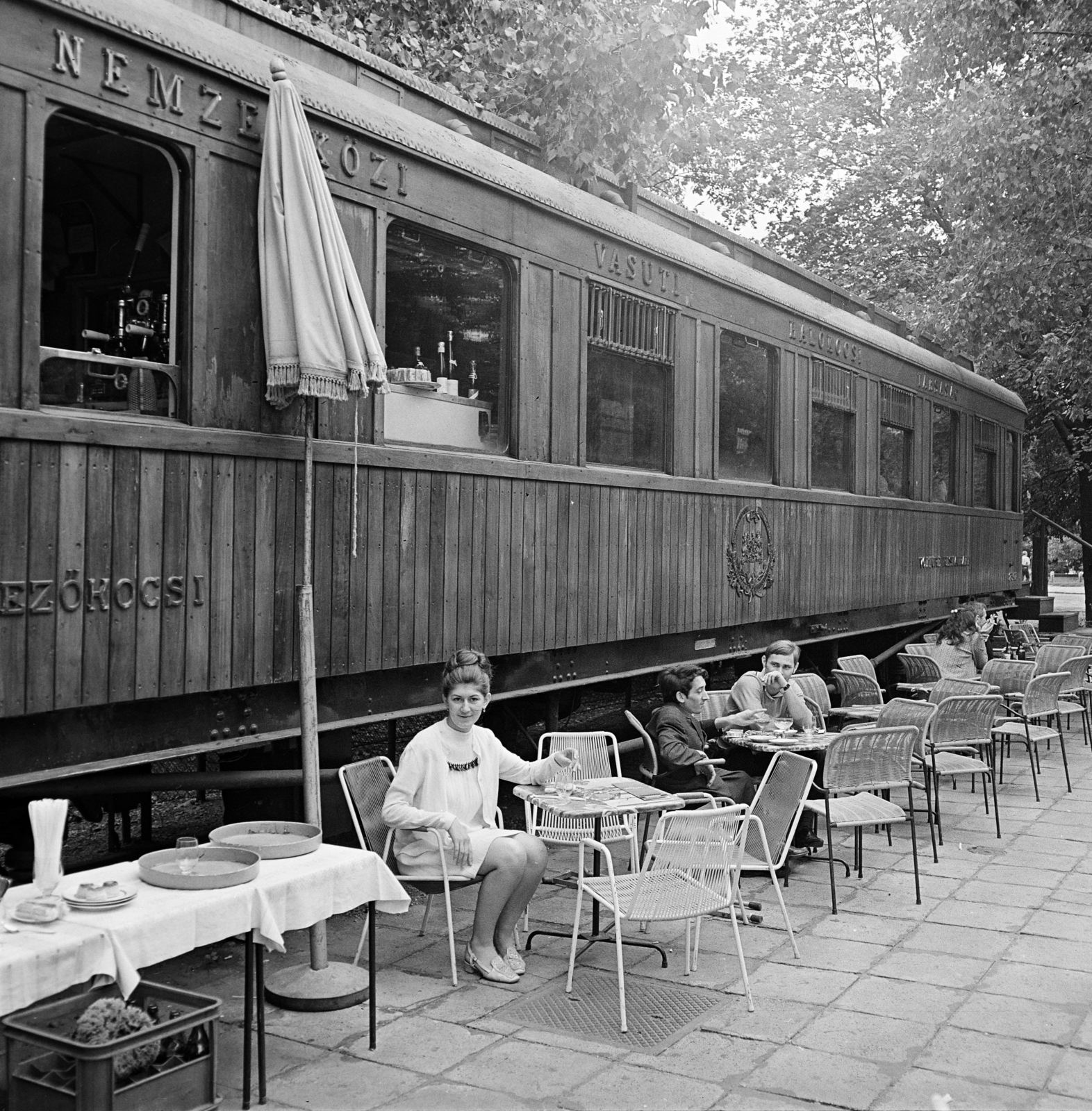 Magyarország, Városliget, Budapest XIV., park a Közlekedési Múzeum mellett, Múzeum Eszpresszó az Orient expressz 1912-ben készült étkezőkocsijában., 1969, Gárdos Katalin, Budapest, terasz, vagon, Fortepan #268191