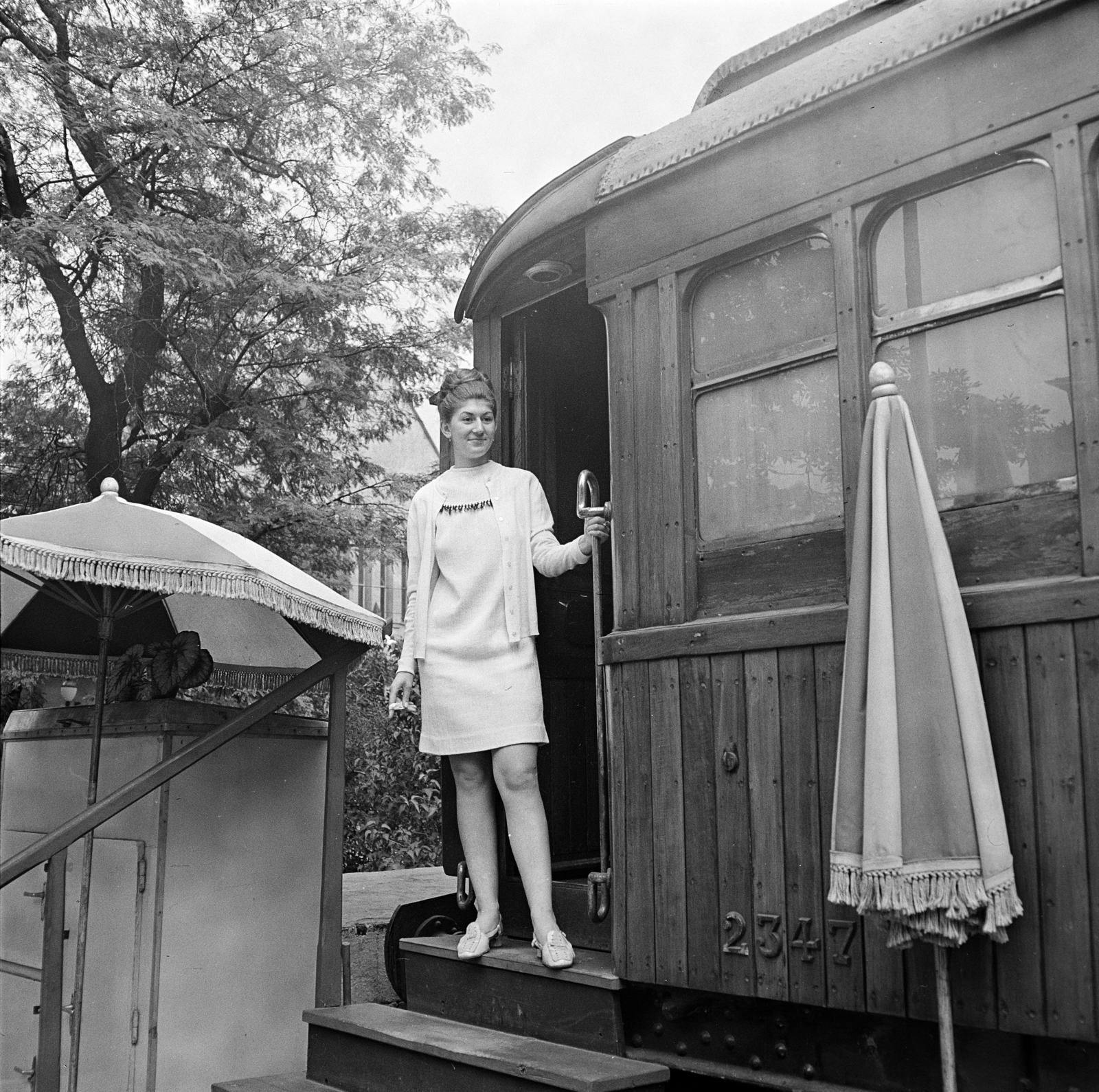 Hungary, Budapest XIV., park a Közlekedési Múzeum mellett, Múzeum Eszpresszó az Orient expressz 1912-ben készült étkezőkocsijában., 1969, Gárdos Katalin, Budapest, Fortepan #268192