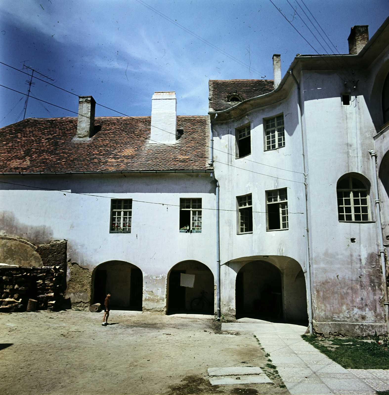 Hungary, Kőszeg, Chernel utca 12., a Budaker Gusztáv Zeneiskola udvara., 1966, Gárdos Katalin, colorful, Fortepan #268193