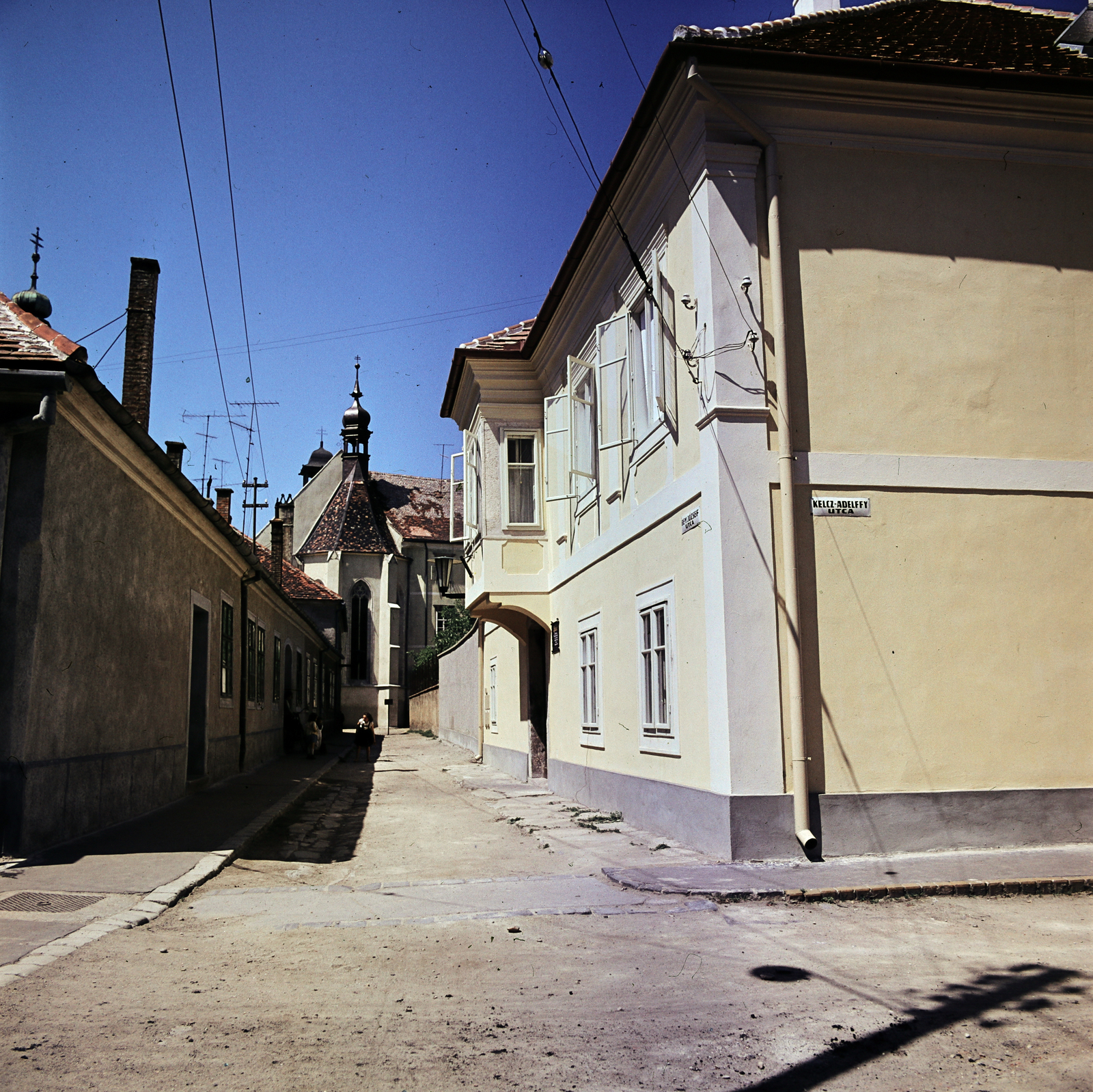 Hungary, Kőszeg, Bem József utca a Kelcz-Adelffy utca felől a Jurisics tér felé nézve, háttérben a Szent Jakab-templom., 1966, Gárdos Katalin, colorful, Fortepan #268198