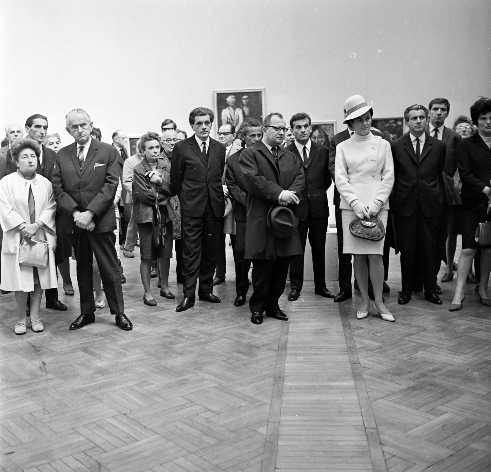 Hungary, Budapest XIV., Műcsarnok, 1968. október 5., "Kilencek" kiállításának megnyitója. Balról a második Farkas Lajos festőművész, balról az ötödik Stettner Béla grafikusművész, jobbra a fehér ruhás hölgy Tavaszy Noémi festő- és grafikusművész, a képen tőle balra Raszler Károly grafikusművész, tőle jobbra Sarkantyú Simon festőművész., 1968, Gárdos Katalin, exhibition, opening ceremony, Budapest, Fortepan #268199