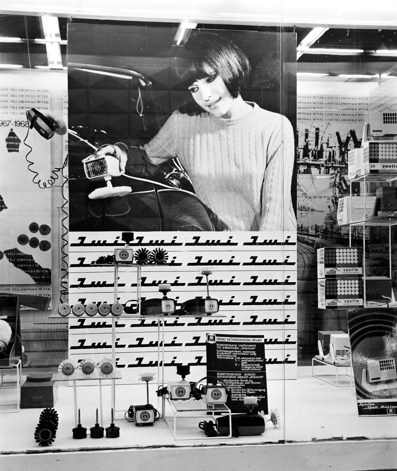 Hungary, az ikladi Ipari Műszergyár termékeinek kiállítása, Polilux cipőfényesítő és Ventim asztali ventilátor., 1969, Gárdos Katalin, ad, Fortepan #268204