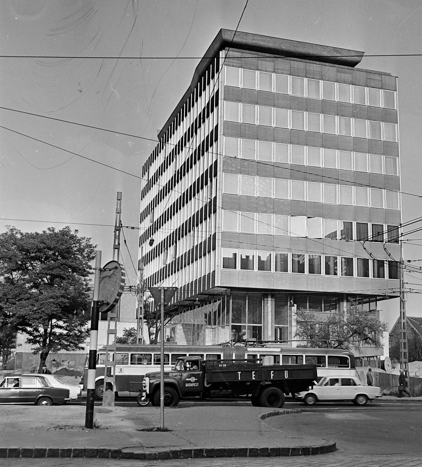 Hungary, Budapest XIV., Thököly út 97-101., a Pest Megyei Bíróság épülete., 1973, Gárdos Katalin, Budapest, tall house, safety mirror, TEFU-organisation, Fortepan #268207