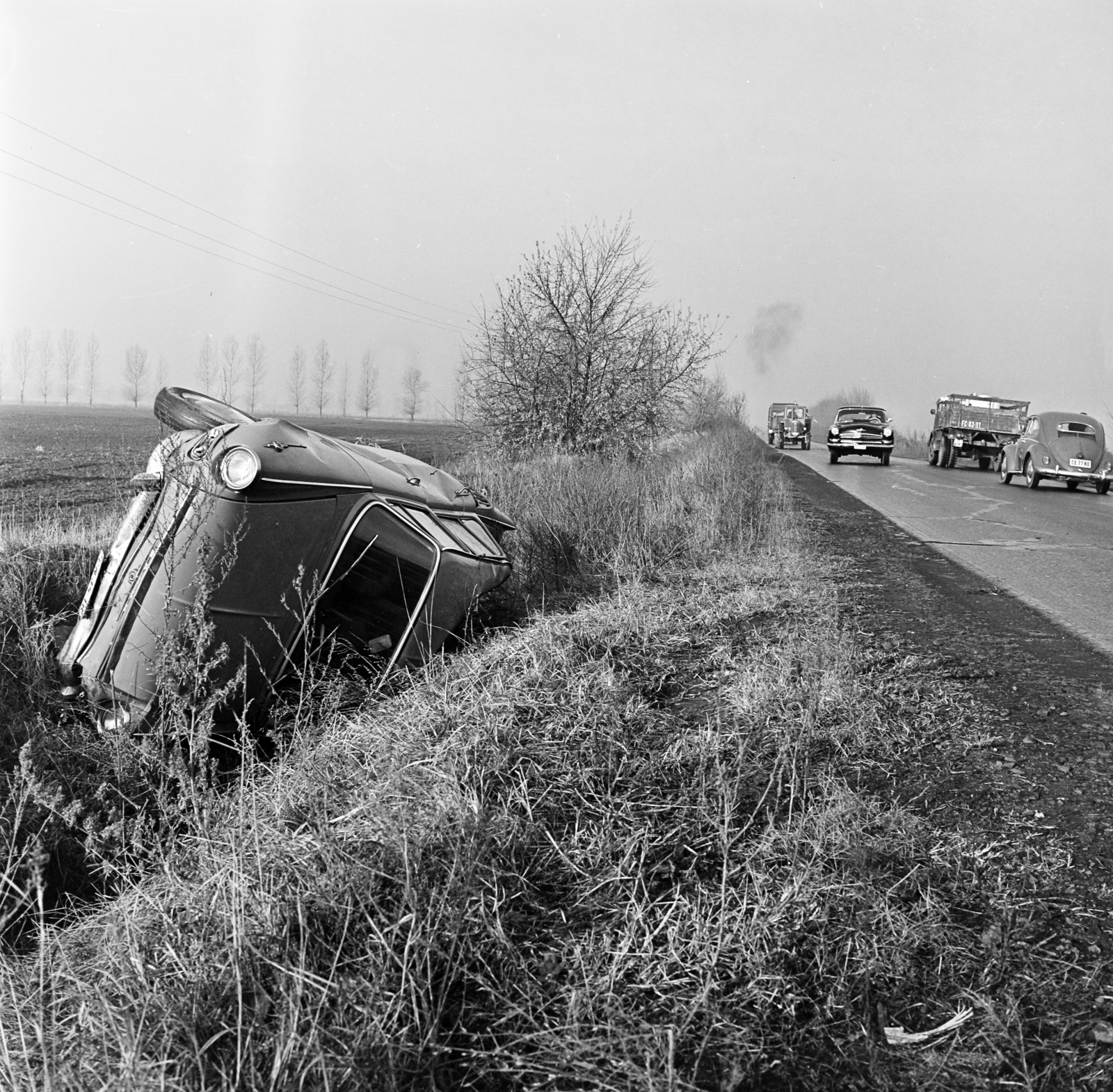 Hungary, a 4-es főút Üllő és Monor között, a síkos úton megpördült és árokba csapódott, összetört Skoda személygépkocsi., 1970, Gárdos Katalin, accident, wreck, Skoda-brand, Fortepan #268220