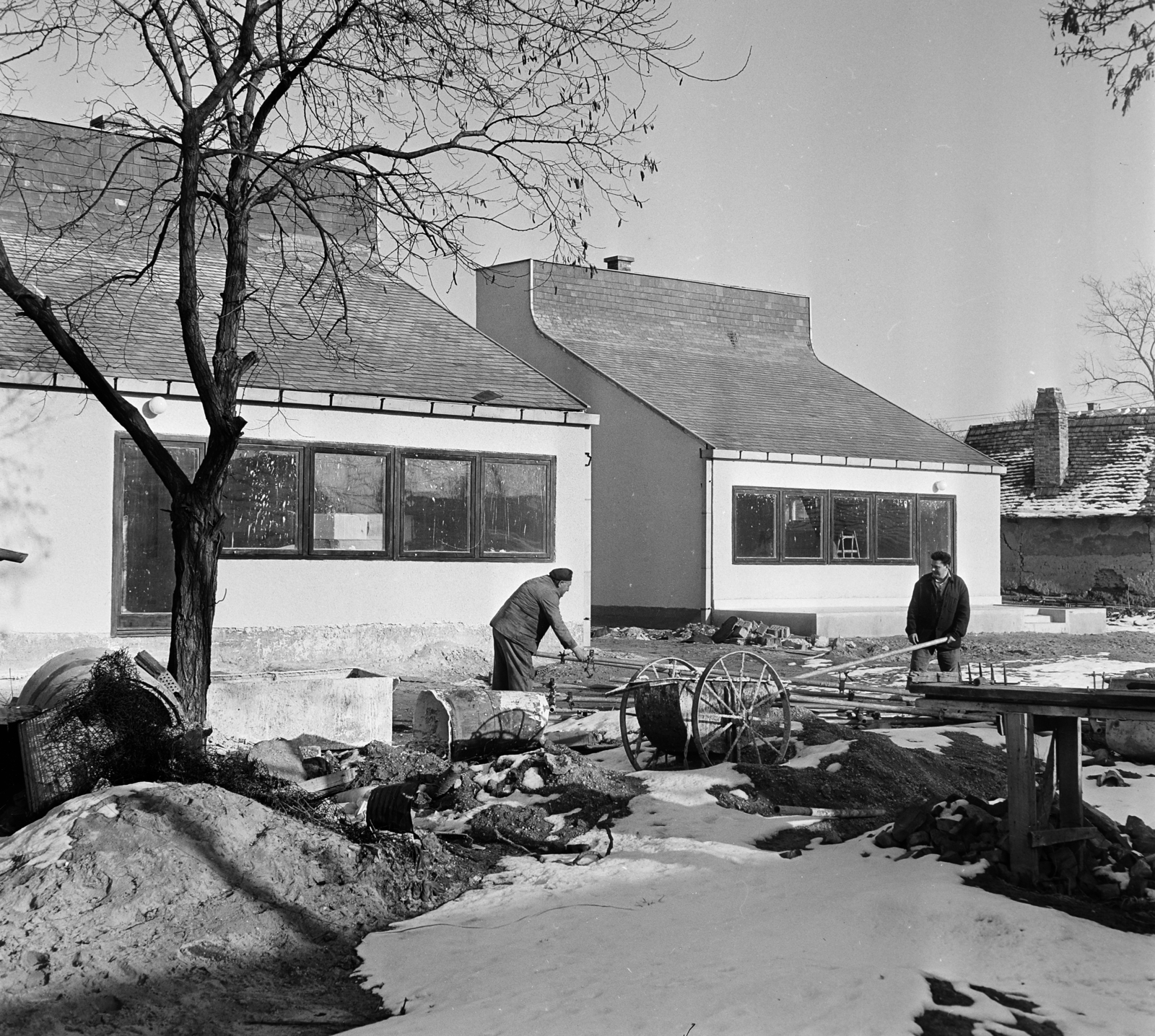 Magyarország, Veresegyház, orvosi rendelő és szolgálati lakás építkezése a Mogyoródi utca - Fő út sarkon., 1975, Gárdos Katalin, Fortepan #268227