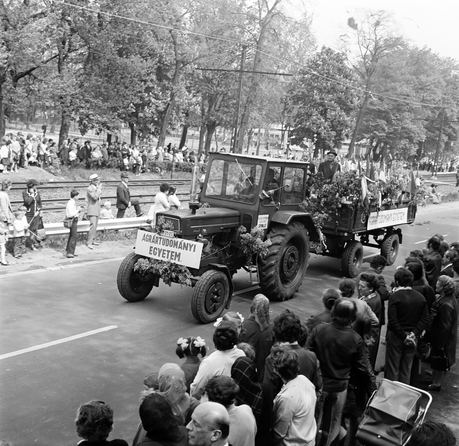 Hungary, Gödöllő, Szabadság út, az Agrártudományi Egyetem traktora és pótkocsija a május 1-i felvonuláson., 1971, Gárdos Katalin, 1st of May parade, ad truck, Fortepan #268228