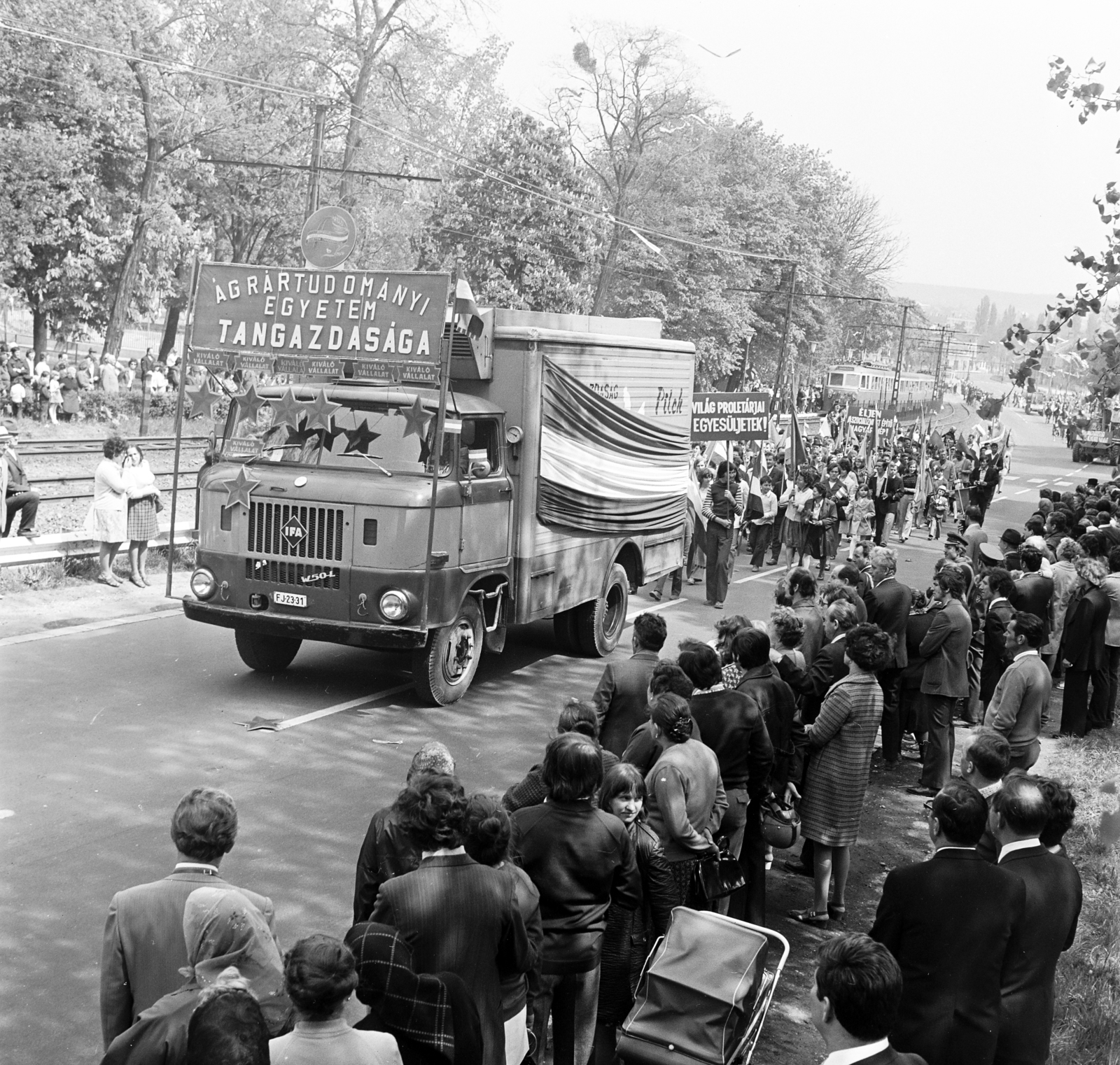 Hungary, Gödöllő, Szabadság út, az Agrártudományi Egyetem traktora és pótkocsija a május 1-i felvonuláson., 1971, Gárdos Katalin, 1st of May parade, ad truck, number plate, IFA-brand, Fortepan #268230