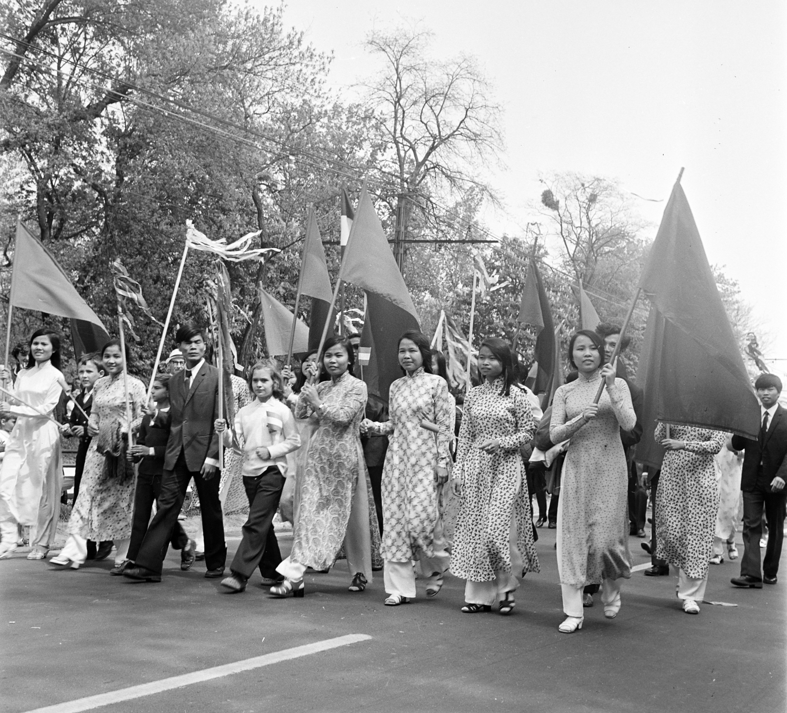 Magyarország, Gödöllő, Szabadság út, az Agrártudományi Egyetem vietnámi hallgatói a május 1-i felvonuláson., 1971, Gárdos Katalin, Fortepan #268232