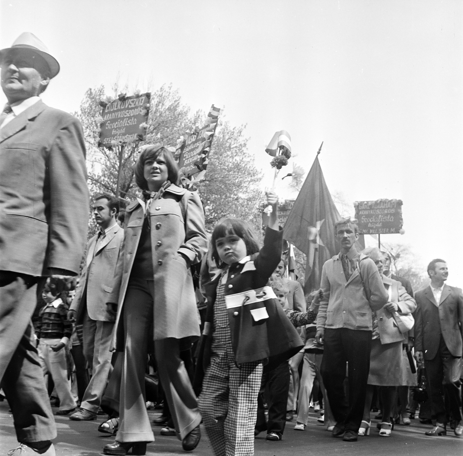 Hungary, Gödöllő, Szabadság út, az szocialista brigádok a május 1-i felvonuláson., 1971, Gárdos Katalin, Fortepan #268234