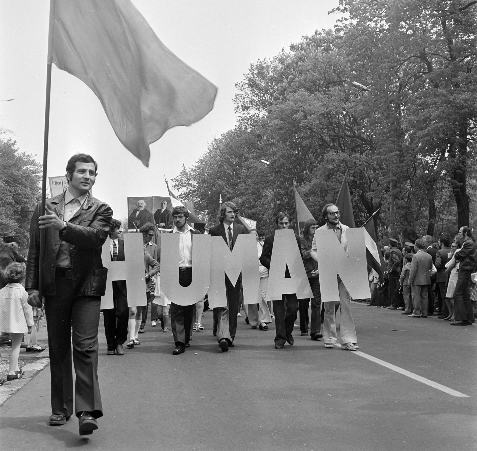 Hungary, Gödöllő, Szabadság út, a Humán Oltóanyaggyár dolgozói a május 1-i felvonuláson., 1971, Gárdos Katalin, Best of, 1st of May parade, Fortepan #268236