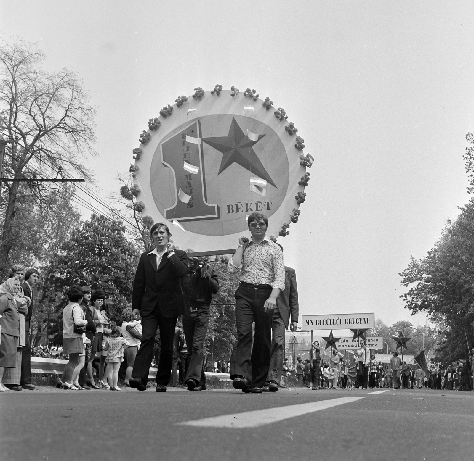 Hungary, Gödöllő, Szabadság út, a Magyar Néphadsereg Gödöllői Gépgyárának dolgozói a május 1-i felvonuláson., 1971, Gárdos Katalin, Fortepan #268237