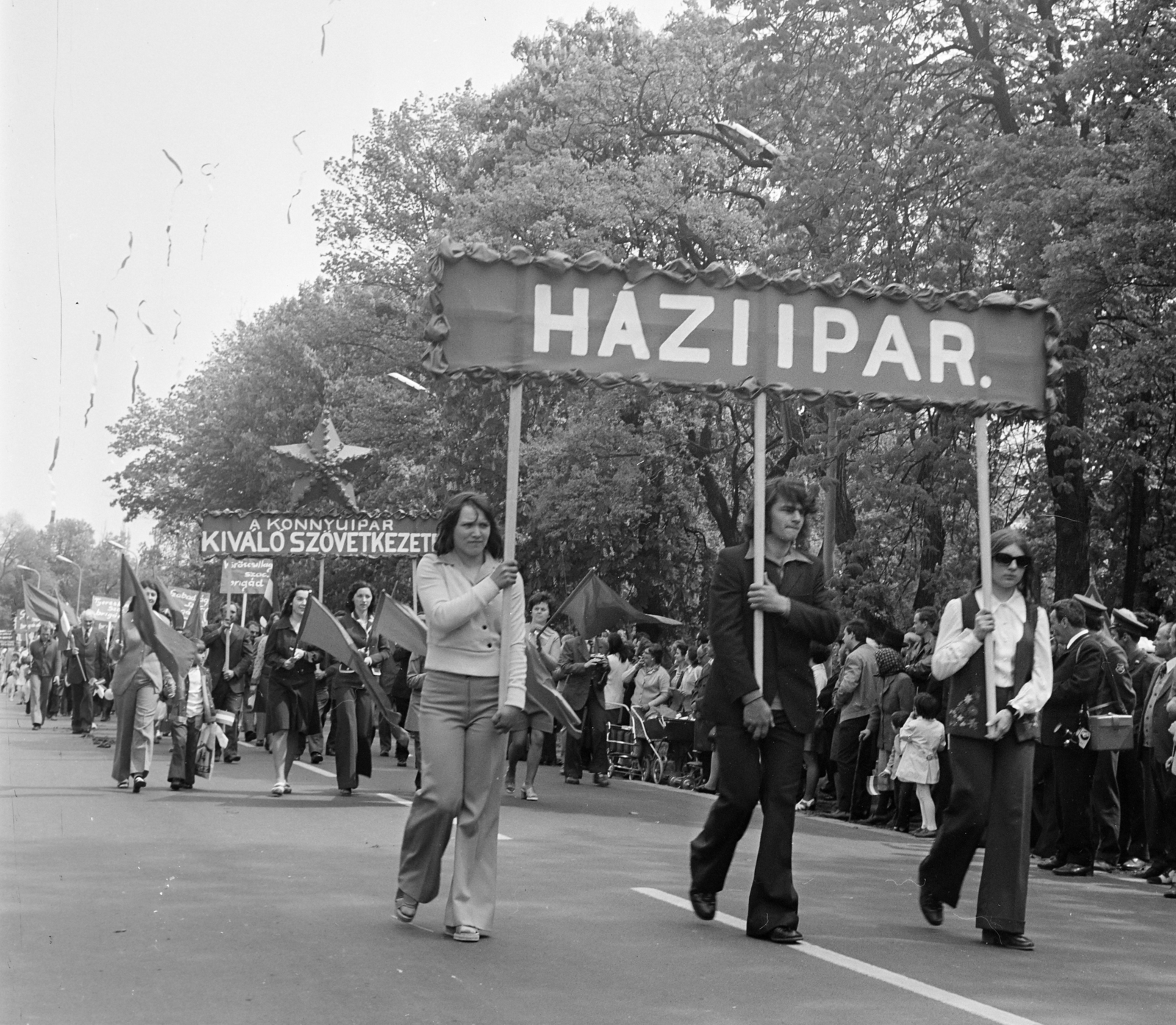 Hungary, Gödöllő, Szabadság út, a Háziipari Szövetkezet dolgozói a május 1-i felvonuláson., 1971, Gárdos Katalin, banner, march, Fortepan #268239