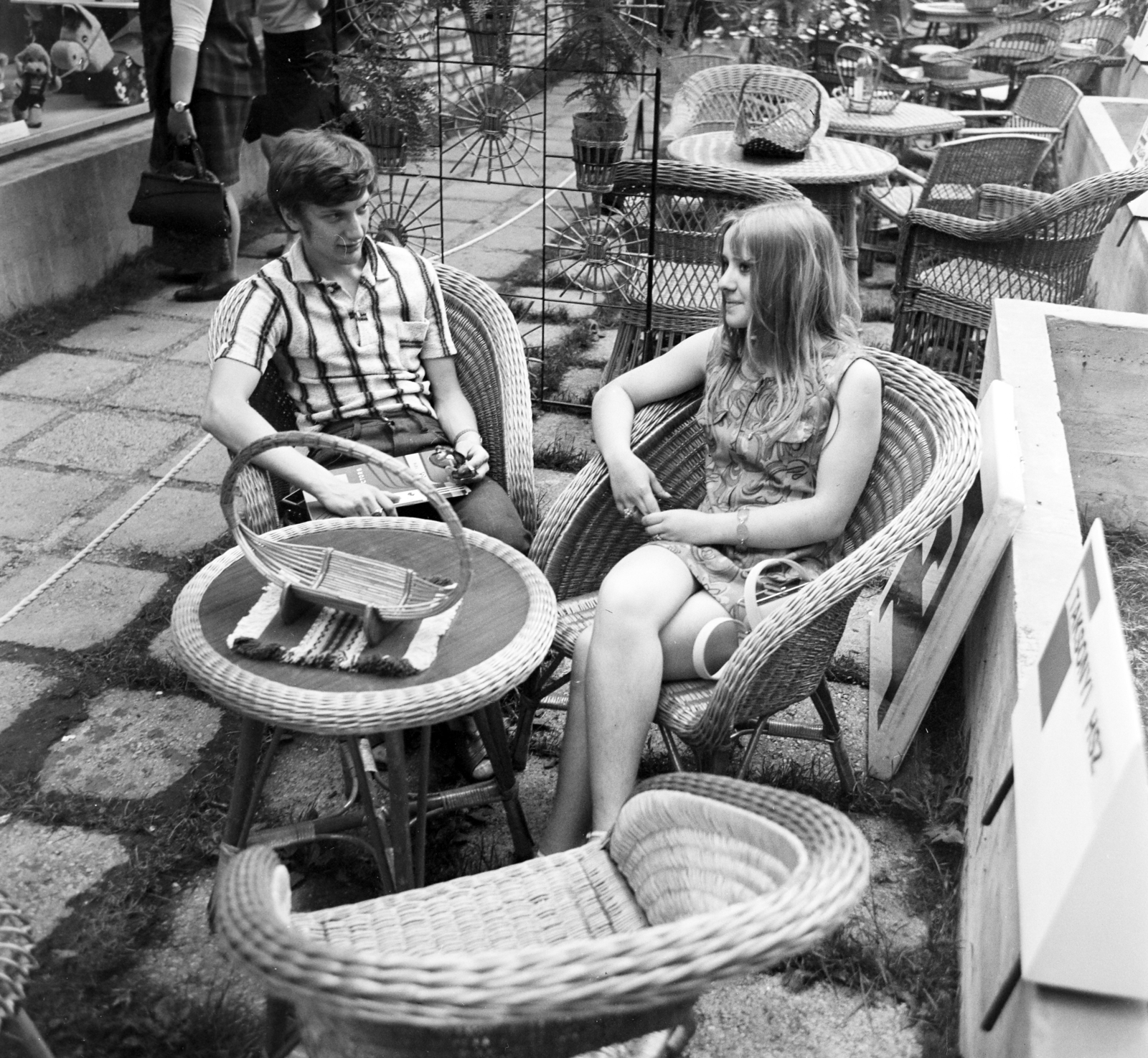 Hungary, Budapest XIV., Háziipari Szövetkezetek népművészeti pavilonja, a taksonyi kosárfonók legújabb kerti bútorainak kiállítása., 1971, Gárdos Katalin, Budapest, Fortepan #268250