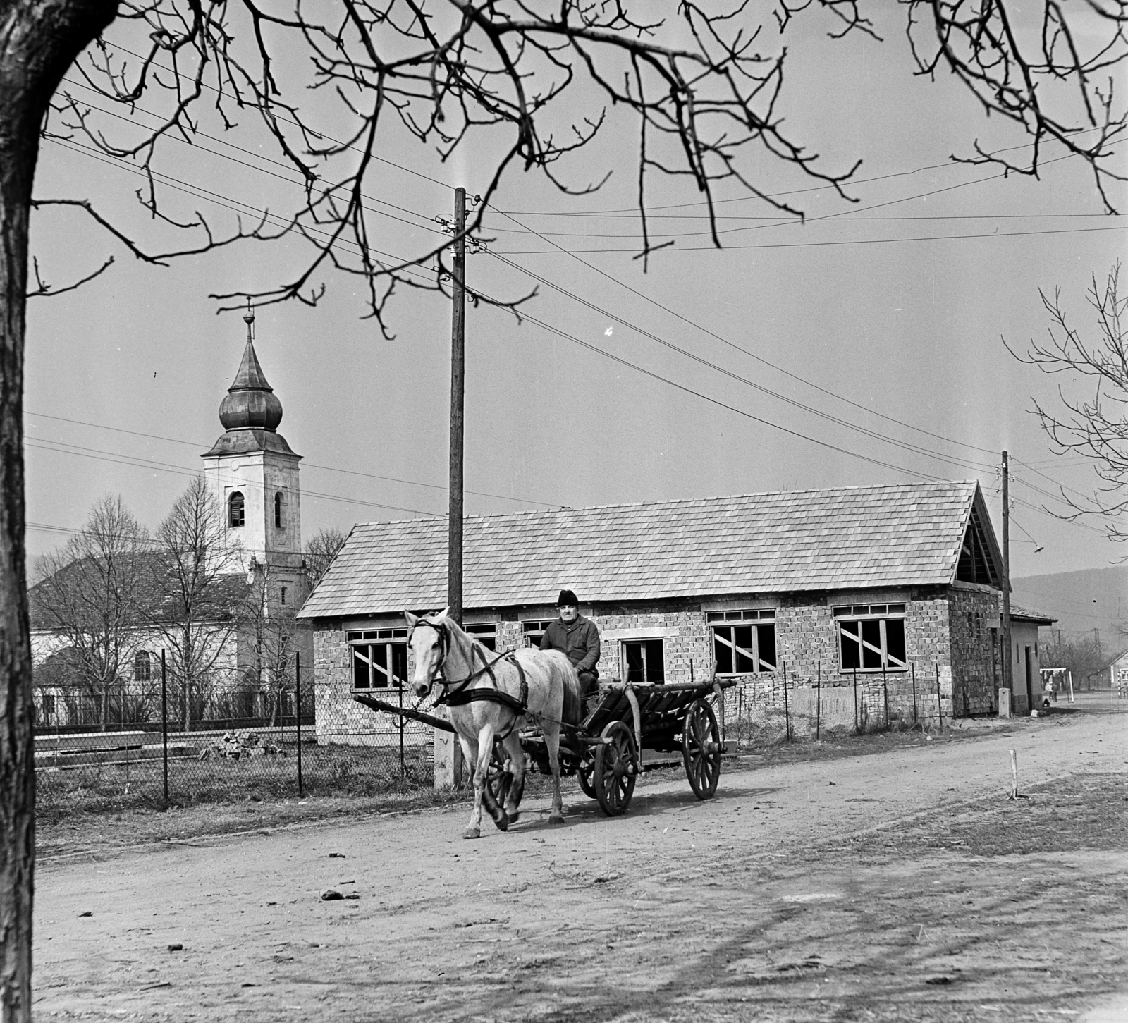 Magyarország, Kisoroszi, a felvétel a Hősök terén készült, háttérben az épülő Művelődési Ház és Könyvtár épülete, balra a református templom látható., 1973, Gárdos Katalin, Fortepan #268255