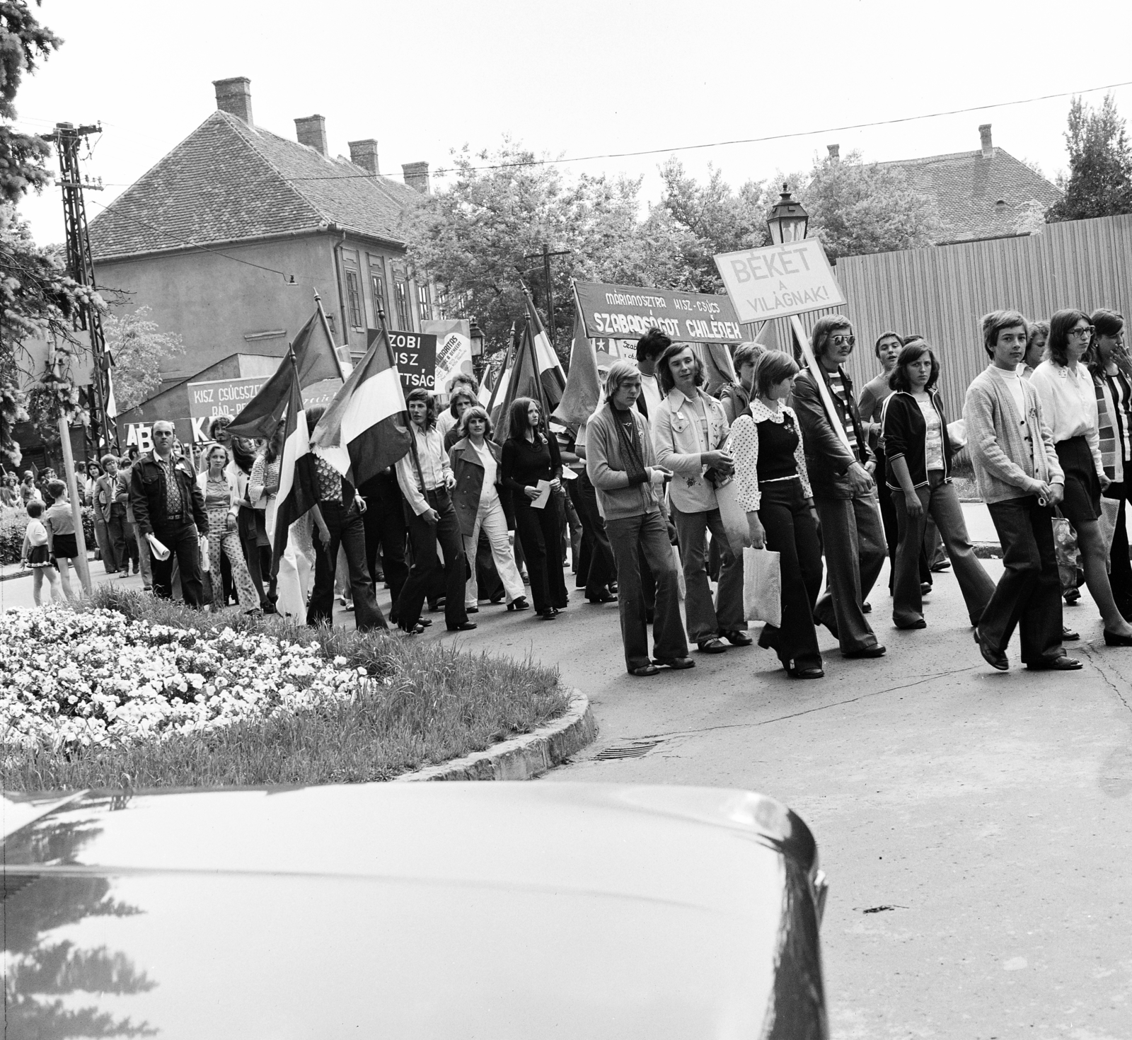 Magyarország, Vác, Schuszter Konstantin (Konstantin) tér, a fasizmus feletti győzelem 30. évfordulójának tiszteletére rendezett nagygyűlésre felvonuló fiatalok, 1975. május 11-én., 1975, Gárdos Katalin, Fortepan #268270