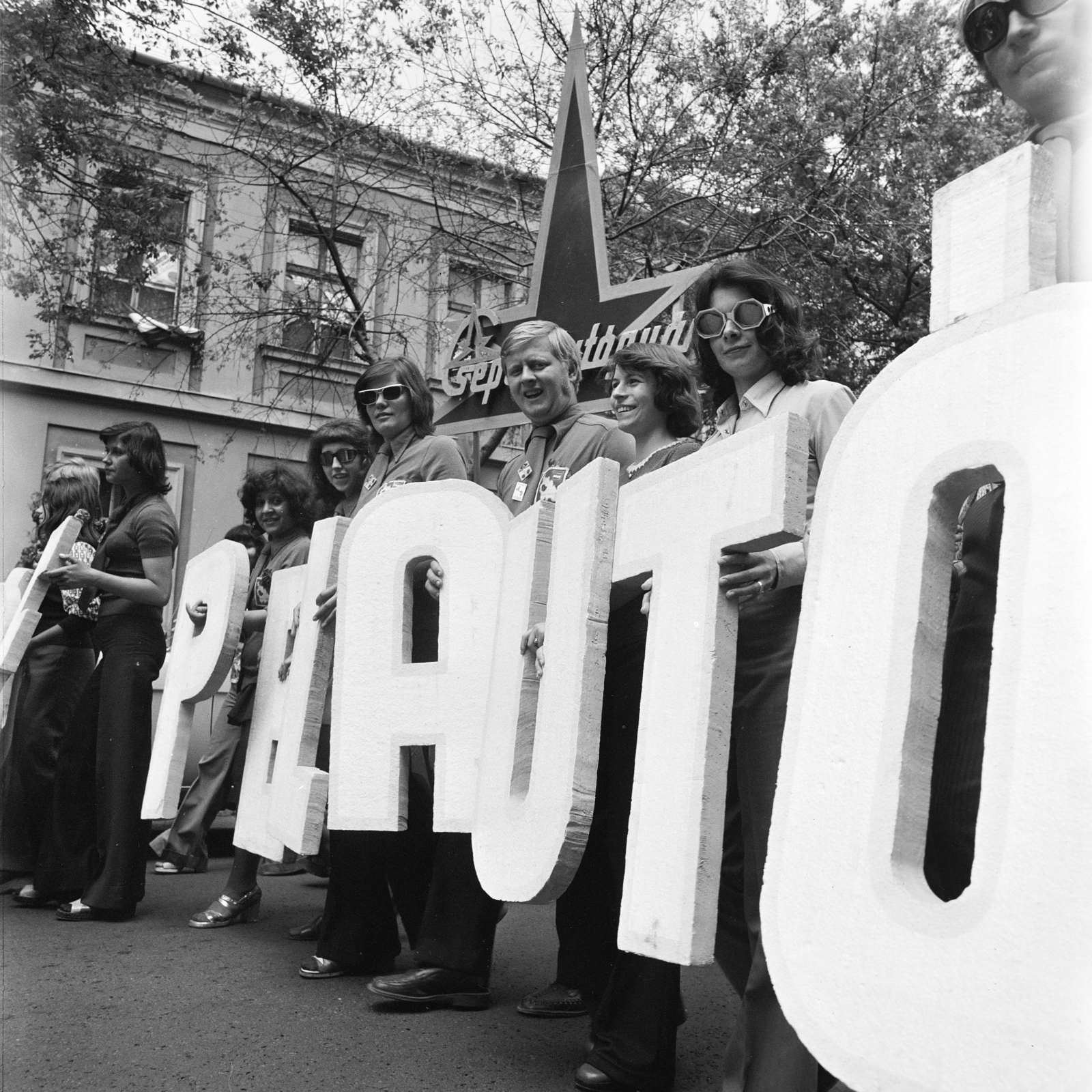 Magyarország, Vác, Schuszter Konstantin (Konstantin) tér, a fasizmus feletti győzelem 30. évfordulójának tiszteletére rendezett nagygyűlésre felvonuló fiatalok, 1975. május 11-én., 1975, Gárdos Katalin, Best of, Fortepan #268273