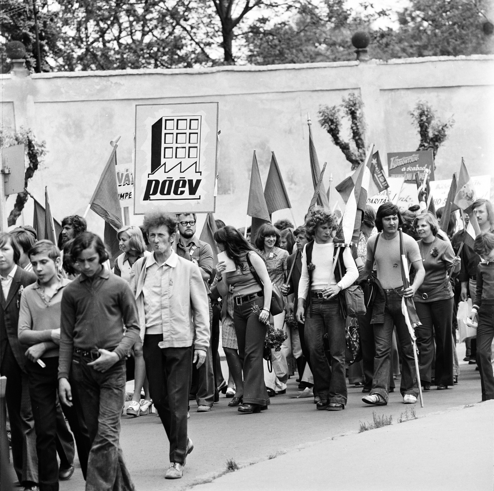 Magyarország, Vác, Schuszter Konstantin (Konstantin) tér, a fasizmus feletti győzelem 30. évfordulójának tiszteletére rendezett nagygyűlésre felvonuló fiatalok, 1975. május 11-én., 1975, Gárdos Katalin, Fortepan #268274