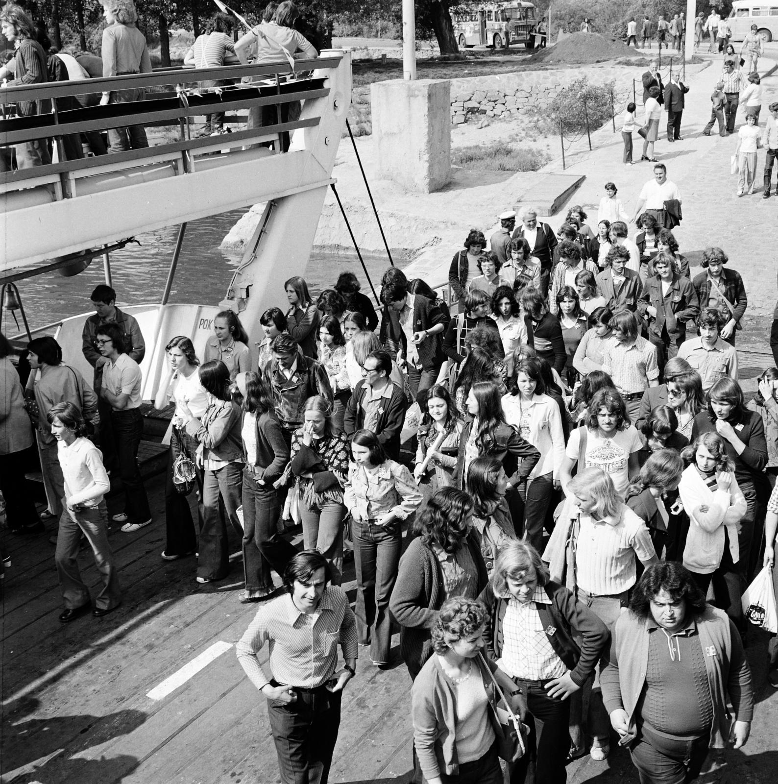 Magyarország, Vác, Duna-part, rév. A felvétel a fasizmus feletti győzelem 30. évfordulójának tiszteletére rendezett nagygyűlés napján készült, 1975. május 11-én., 1975, Gárdos Katalin, Fortepan #268293