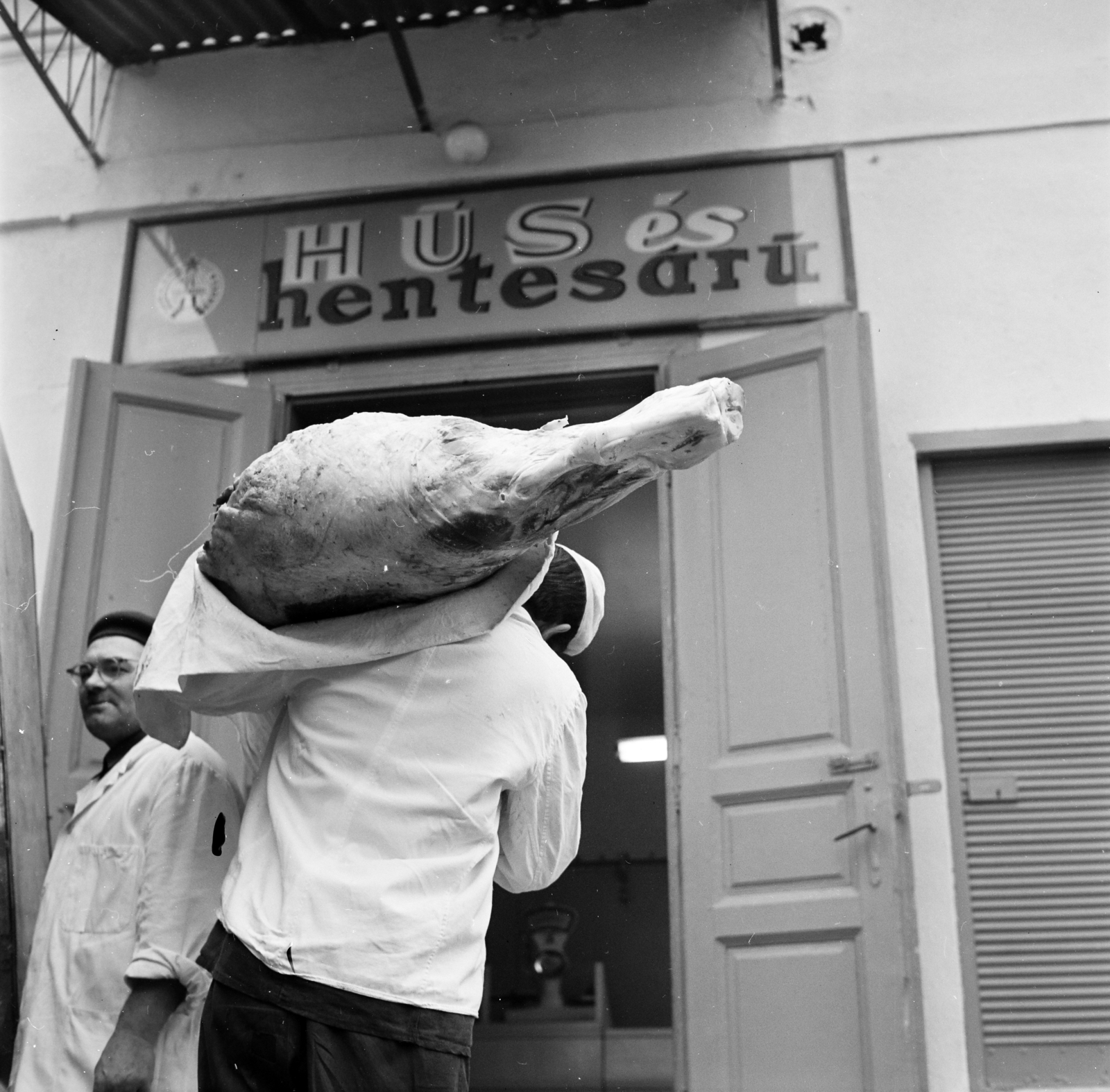 Hungary, Dunabogdány, Kossuth Lajos utca 78., hússzállítás a Hús és Hentesáru boltba., 1971, Gárdos Katalin, butcher, butcher shop, Fortepan #268295