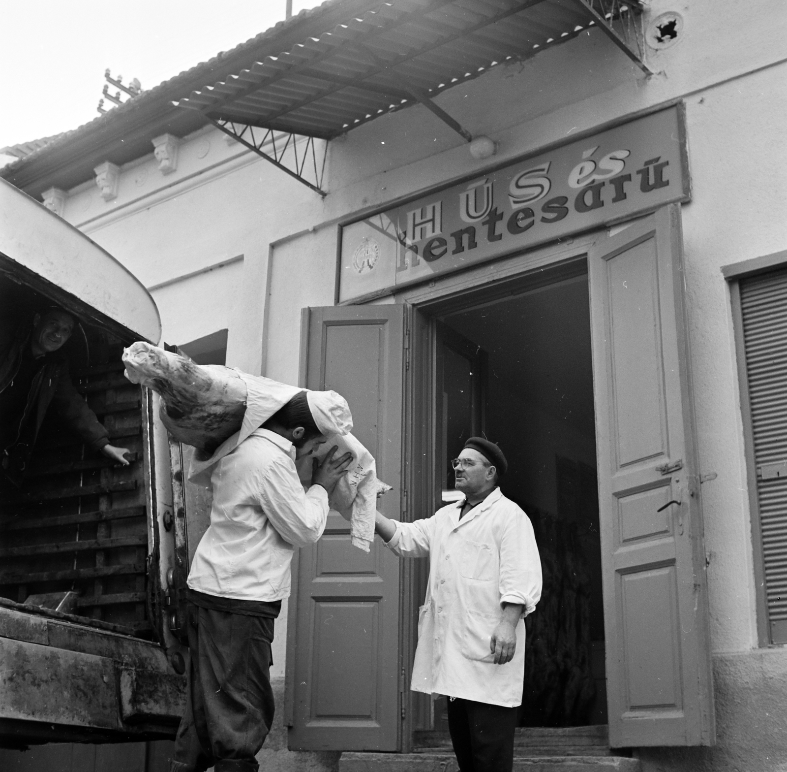 Hungary, Dunabogdány, Kossuth Lajos utca 78., hússzállítás a Hús és Hentesáru boltba., 1971, Gárdos Katalin, butcher, butcher shop, Fortepan #268297