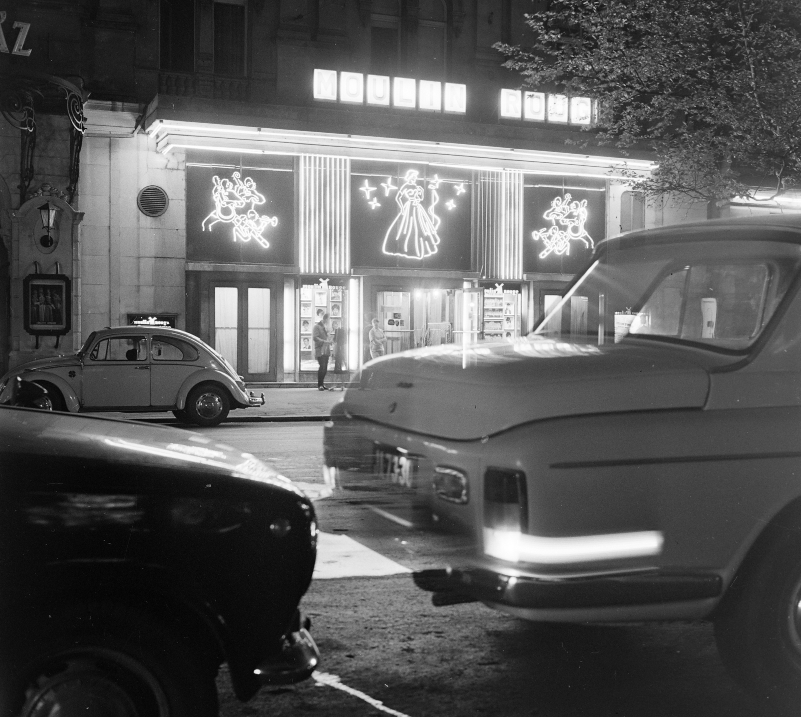Hungary, Budapest VI., Nagymező utca 17., Moulin Rouge lokál., 1971, Gárdos Katalin, neon sign, nightclub, Budapest, Volkswagen Beetle, Fortepan #268300