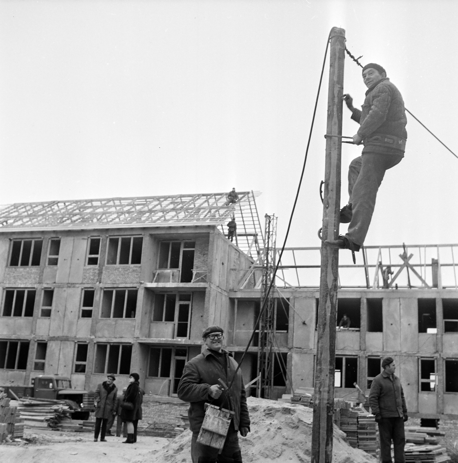 Magyarország, Szentendre, a felvétel a Rózsakert lakótelep építésekor készült., 1971, Gárdos Katalin, építkezés, oszlop, Fortepan #268302